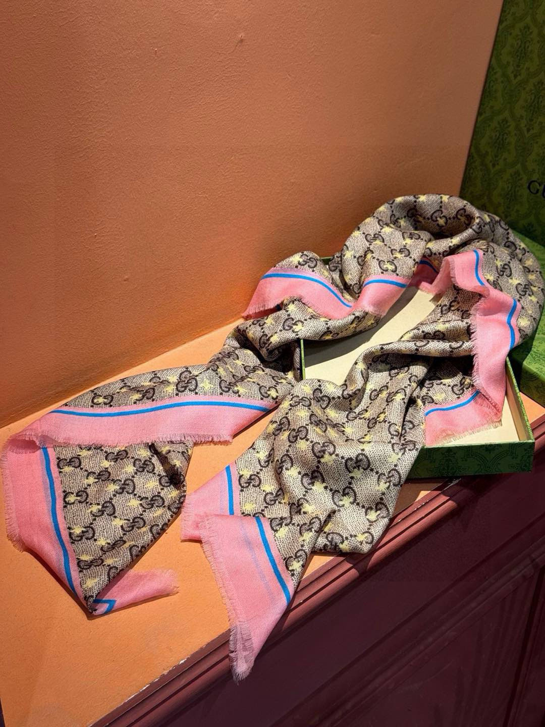    ✨✨GUCCI新款！ 印花工艺  稀疏层次设计  配以精美  真心特别  上身简直了‼️ 围着不说