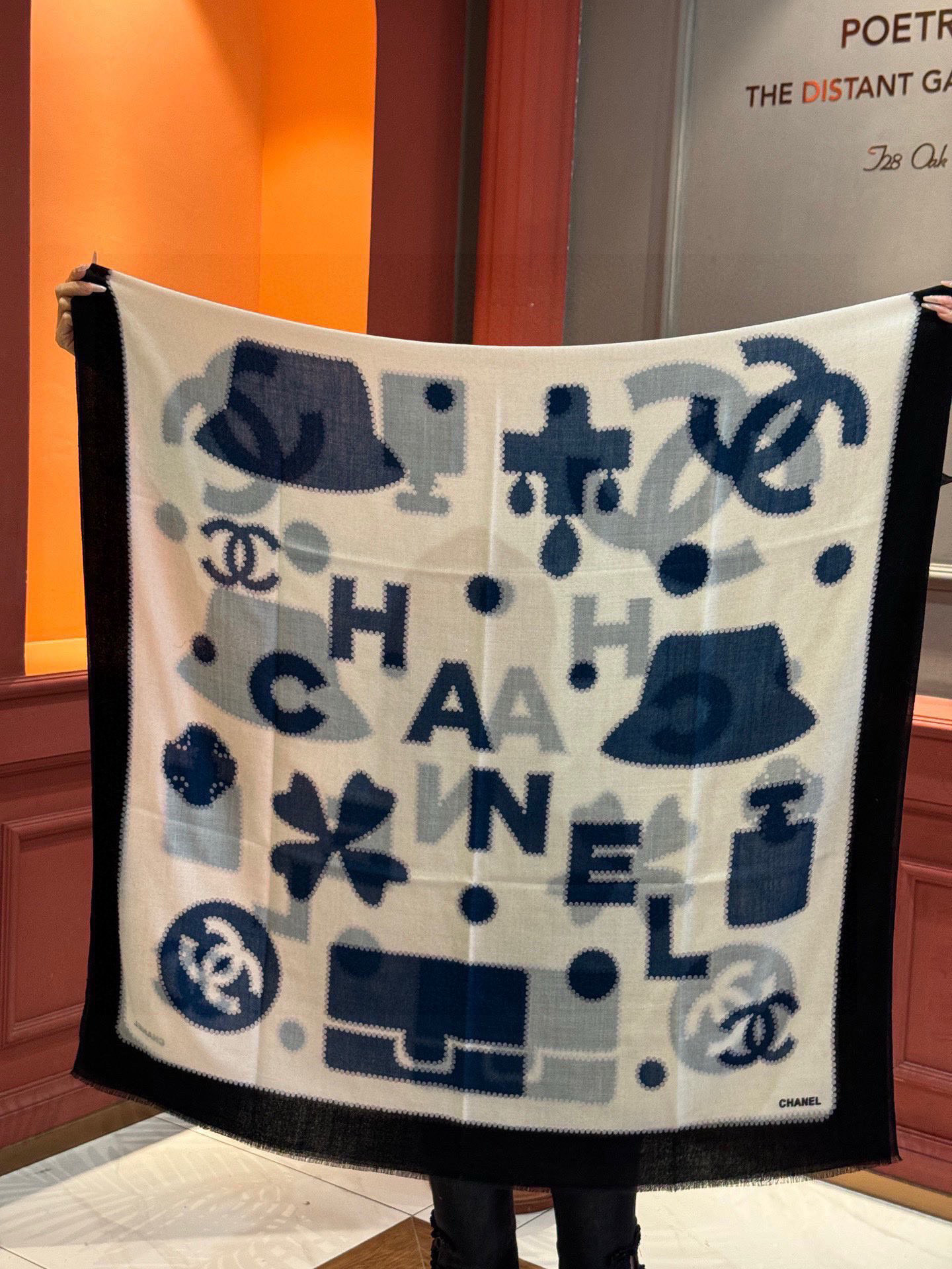  重点推荐！！！高级舒适时髦气质，相信我的就收吧！香奈儿这款触动内心的柔美围巾，无法模仿的颜色和气质！！