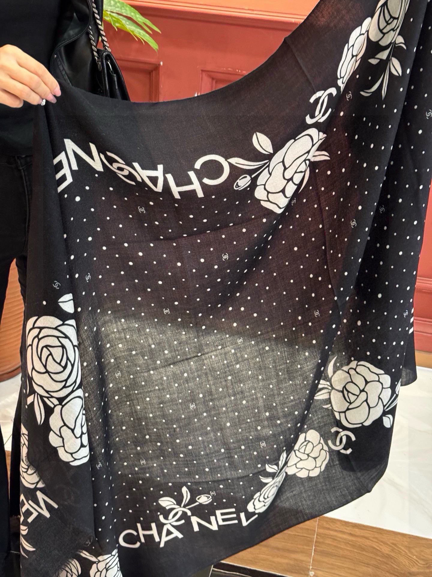   羊绒新款💞 新❤小香【山茶花长围巾】~超级抬气色！高级女人味！羊绒围巾也能这么美！！！这款双面花卉羊