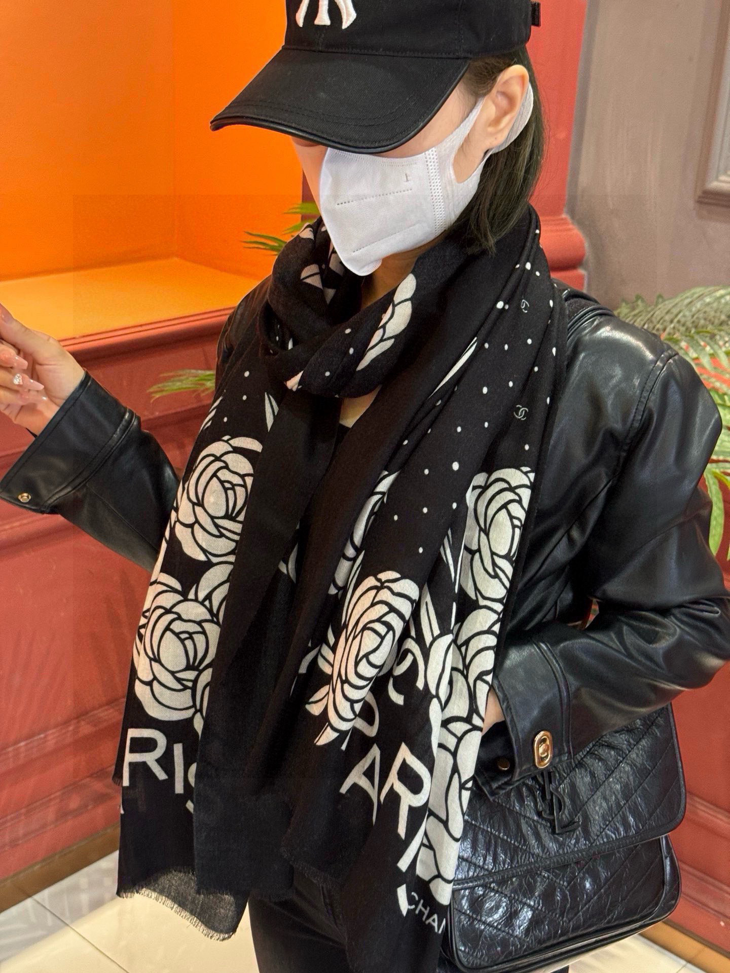   羊绒新款💞 新❤小香【山茶花长围巾】~超级抬气色！高级女人味！羊绒围巾也能这么美！！！这款双面花卉羊