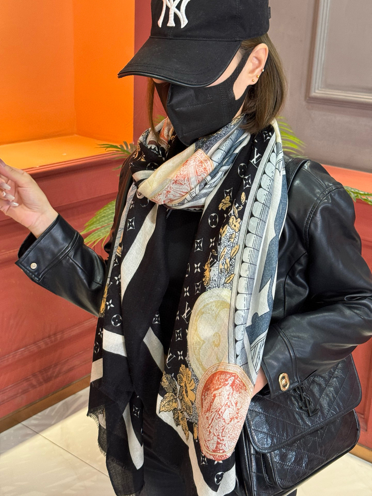   上新真心赞‼️【LV】薄羊绒长巾本款 羊绒长巾专柜同步‼️喷墨工艺呈现鲜活色彩。品质超级好‼️重磅巨