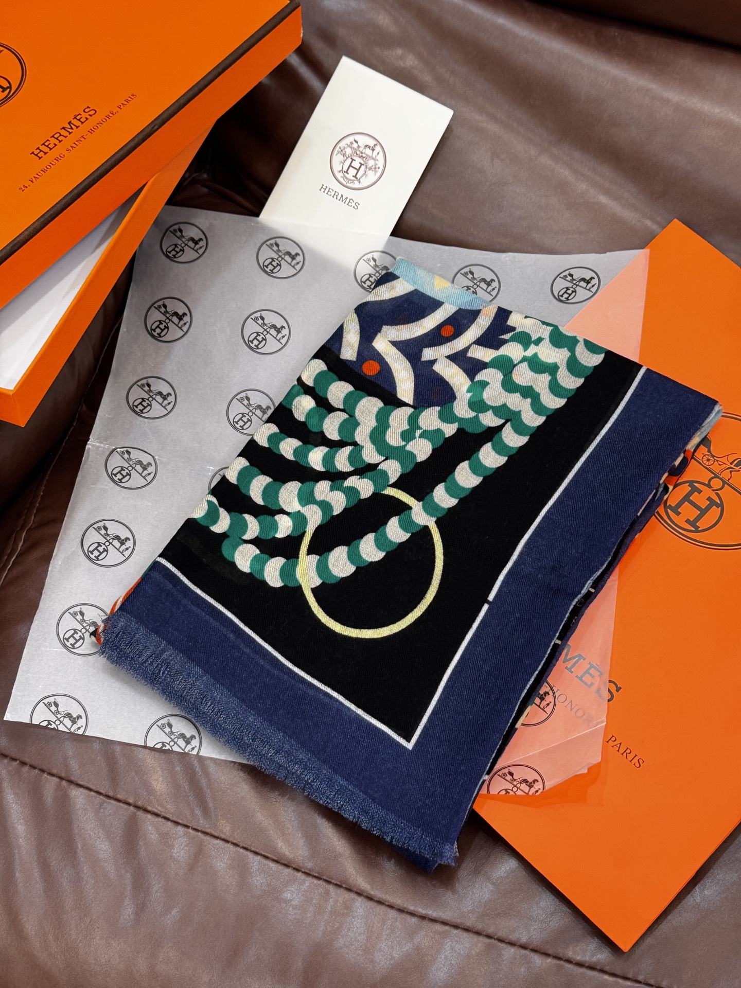  专柜同步 Hermes家买了都说好看【马鞍羊绒长巾】‼️推荐💕顶级工艺超值‼️爱马仕专柜爆款🎁🎁羊绒长