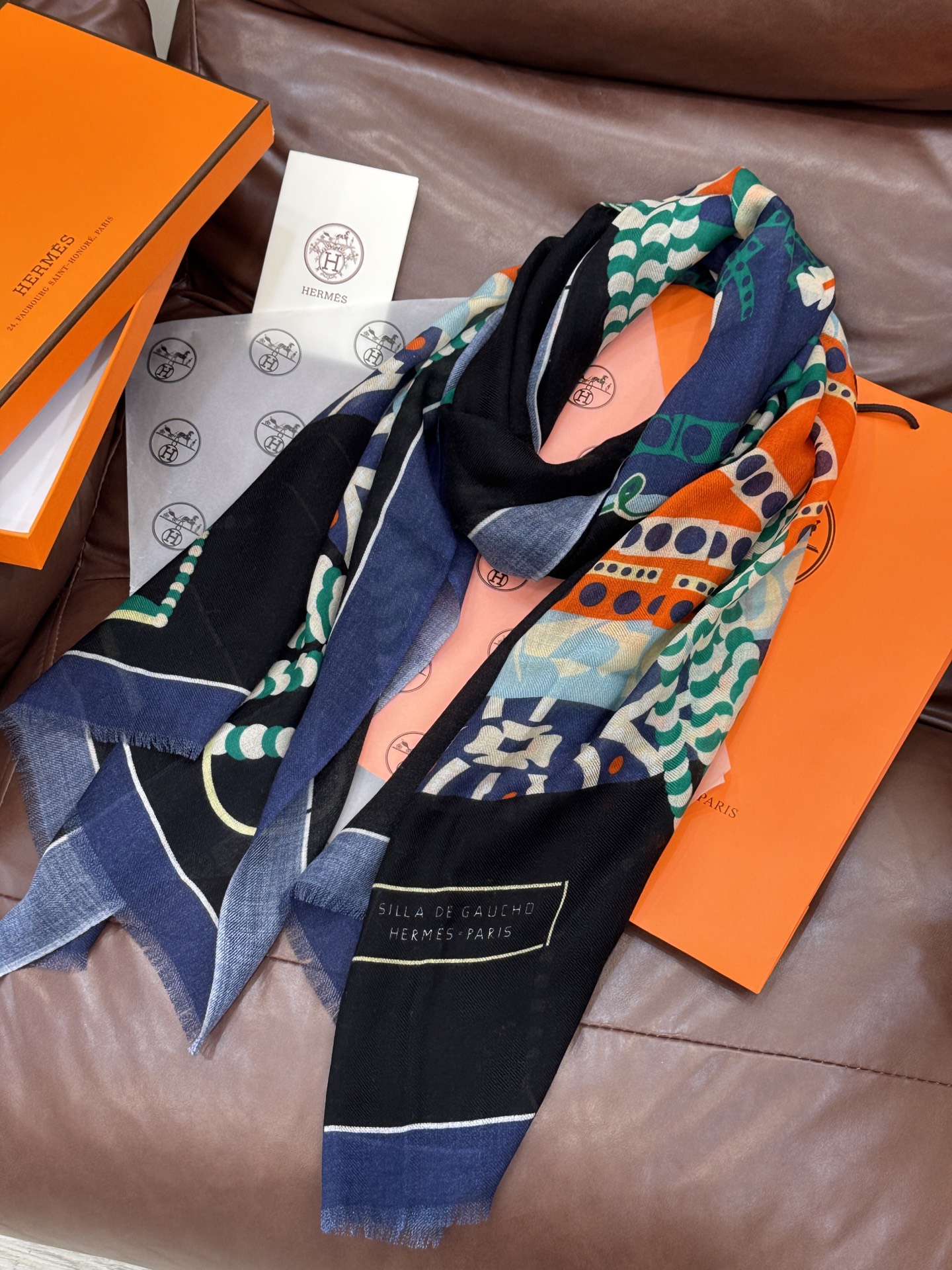  专柜同步 Hermes家买了都说好看【马鞍羊绒长巾】‼️推荐💕顶级工艺超值‼️爱马仕专柜爆款🎁🎁羊绒长
