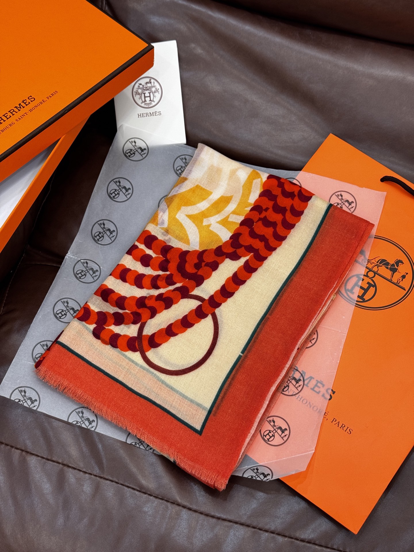  专柜同步 Hermes家买了都说好看【马鞍羊绒长巾】‼️推荐💕顶级工艺超值‼️爱马仕专柜爆款🎁🎁羊绒长
