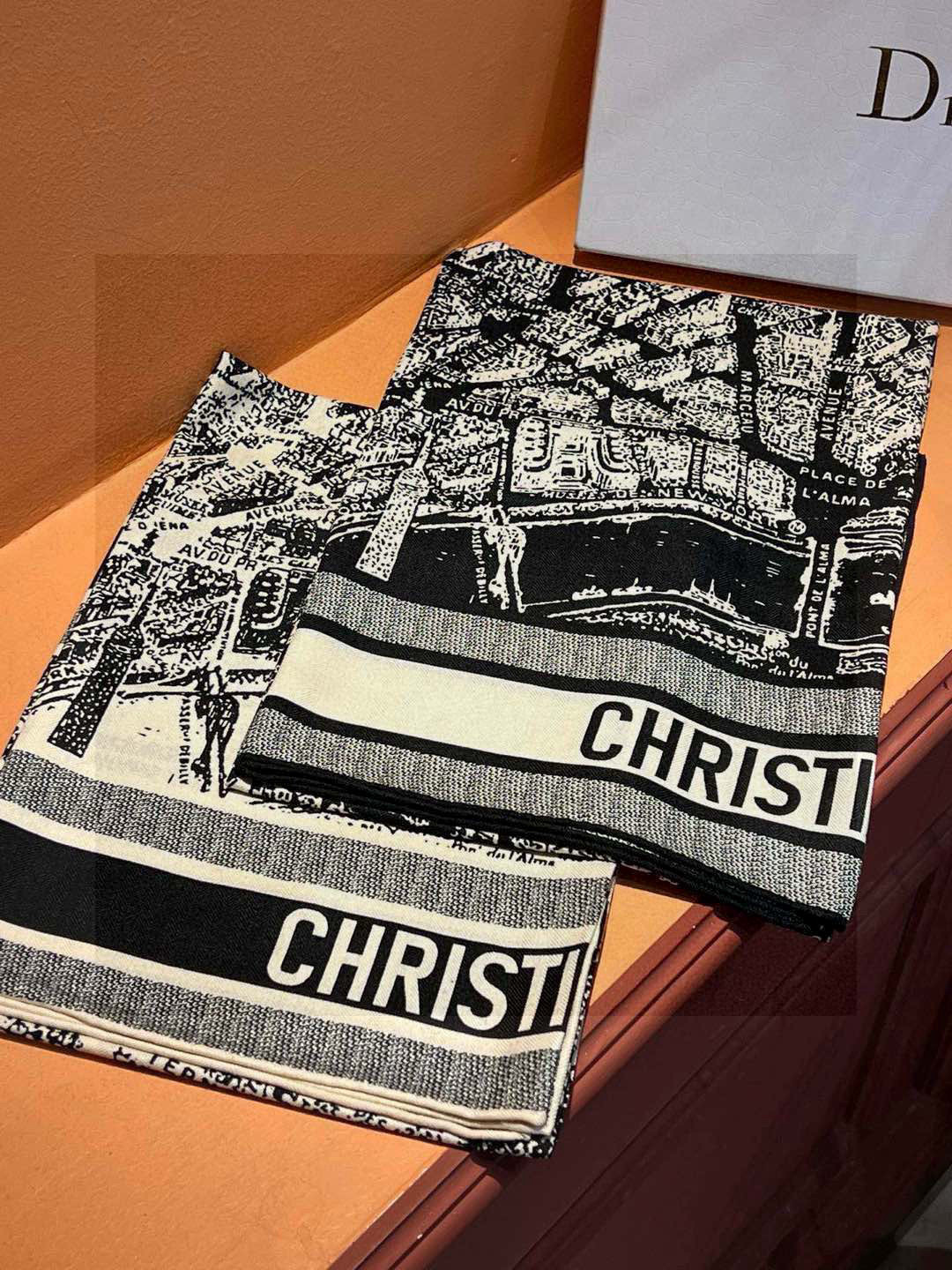  Dior ❤【️巴黎地图】黄金尺寸110*110
双面同色丝绒方巾
 不爱140繁复尺寸的姐妹可以选择