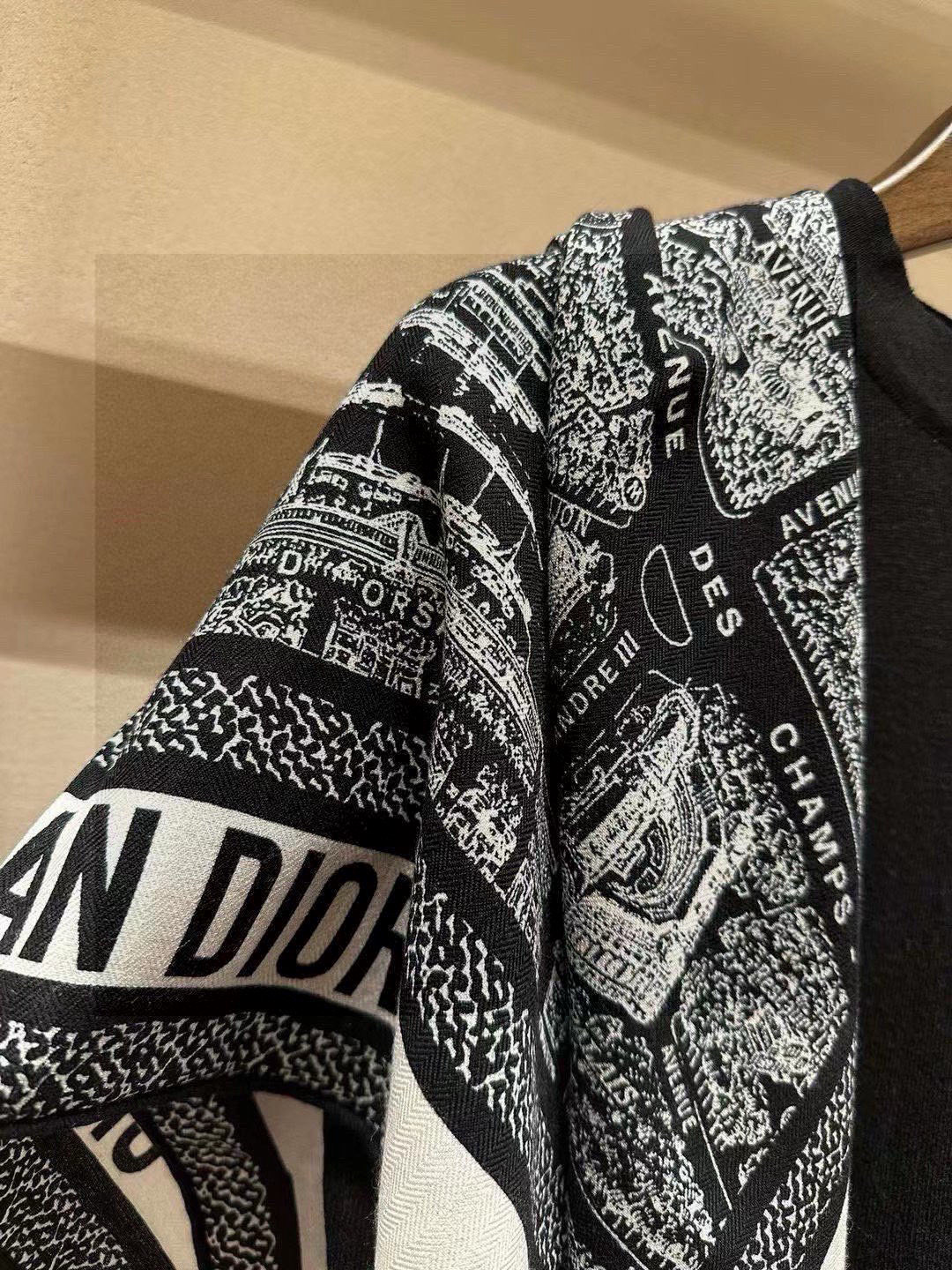  Dior ❤【️巴黎地图】黄金尺寸110*110
双面同色丝绒方巾
 不爱140繁复尺寸的姐妹可以选择