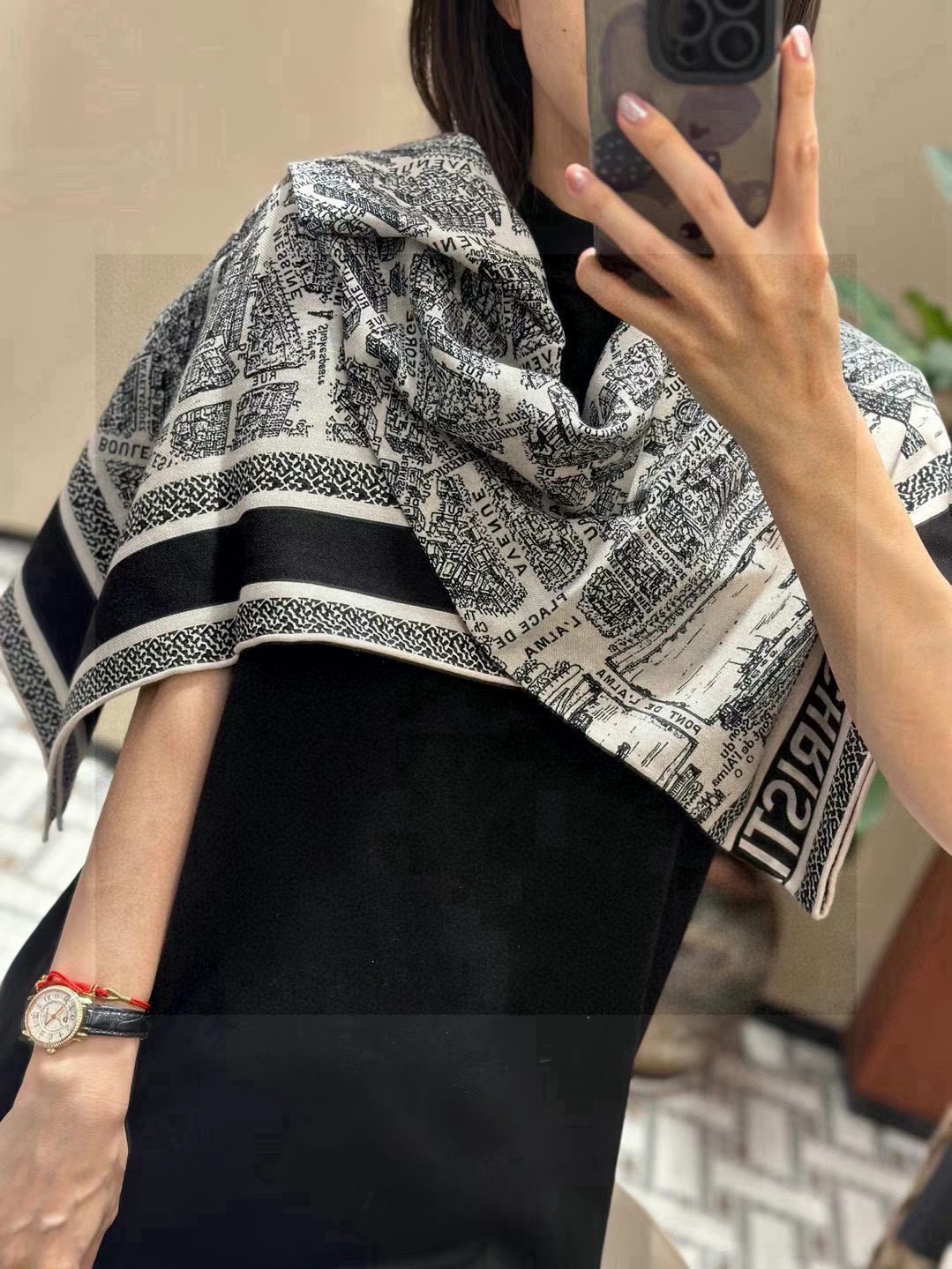  Dior ❤【️巴黎地图】黄金尺寸110*110
双面同色丝绒方巾
 不爱140繁复尺寸的姐妹可以选择