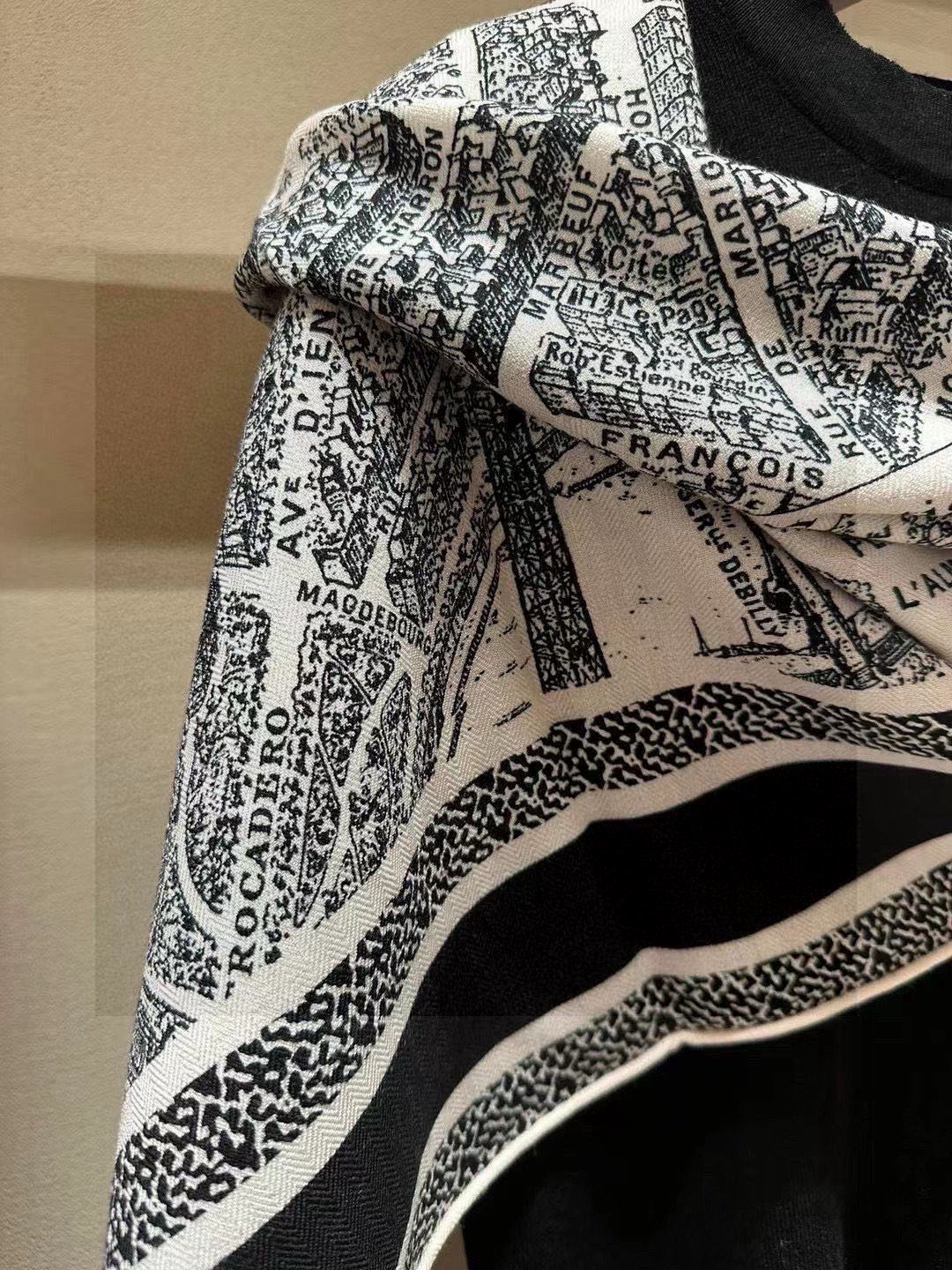  Dior ❤【️巴黎地图】黄金尺寸110*110
双面同色丝绒方巾
 不爱140繁复尺寸的姐妹可以选择