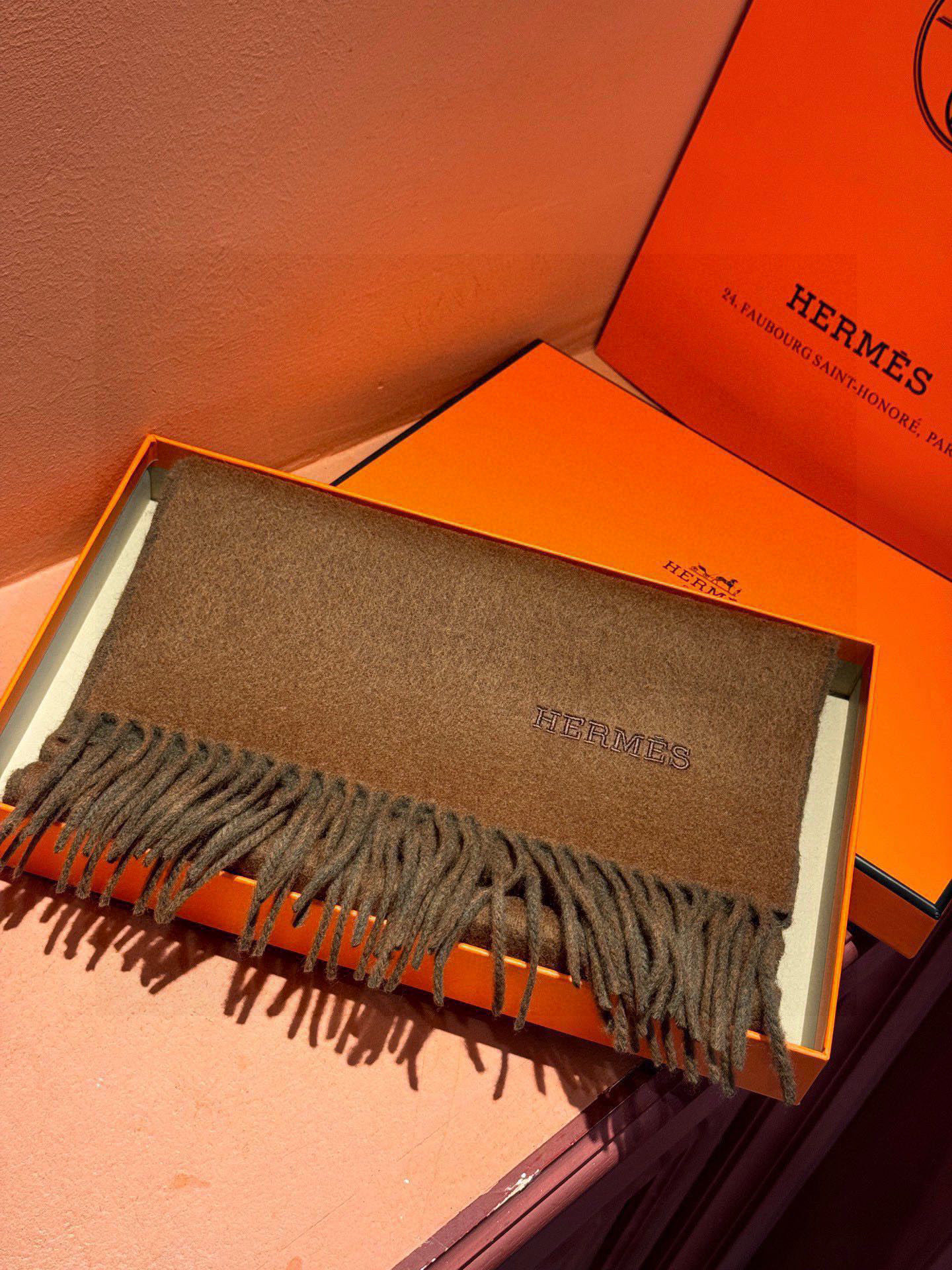  ✨✨太美了😍 爱马仕 情侣款 美到要尖叫😱专柜最新款🎊英伦欧美范儿 又是一款即时尚又实用的大围巾&长巾