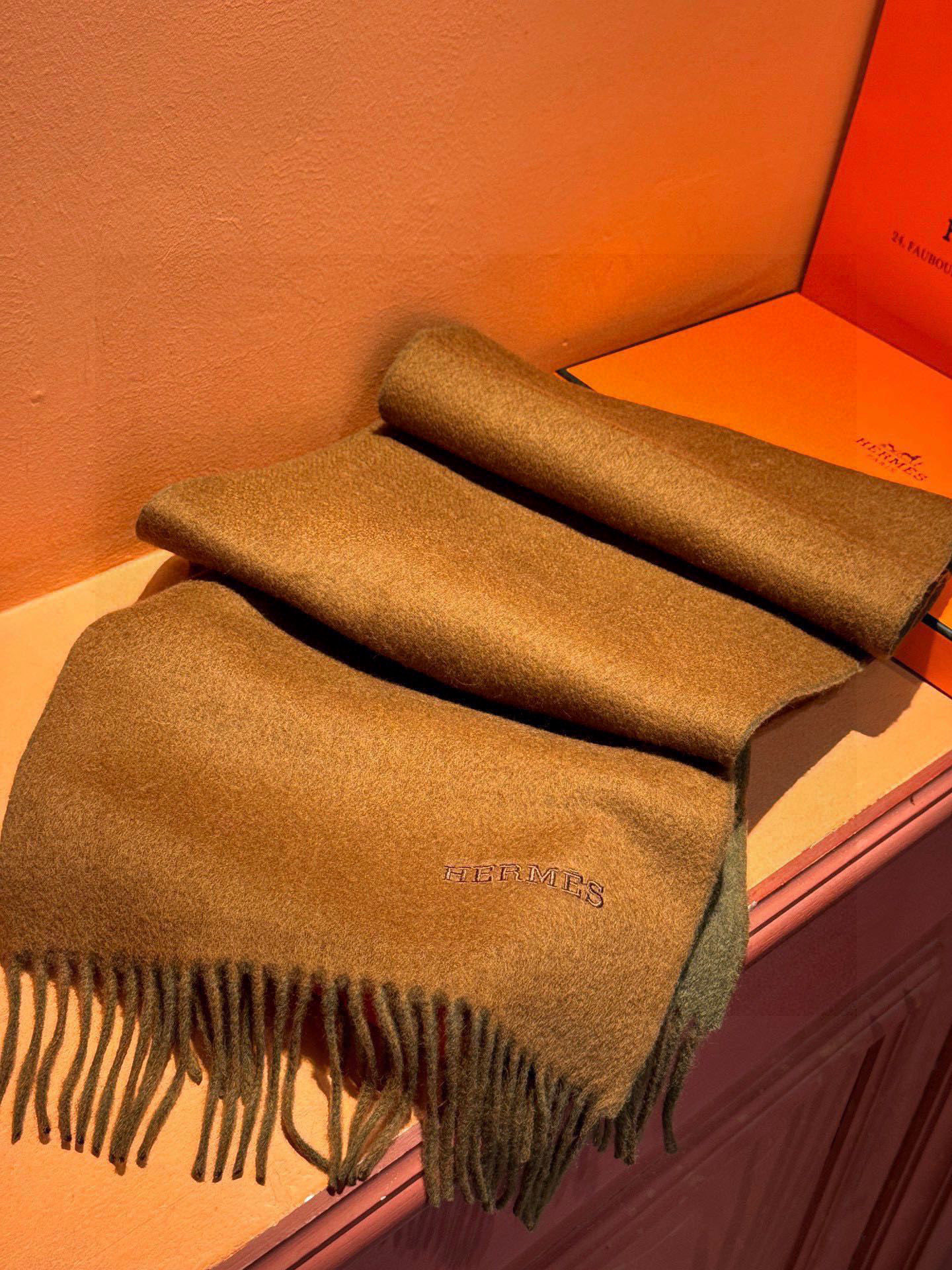  ✨✨太美了😍 爱马仕 情侣款 美到要尖叫😱专柜最新款🎊英伦欧美范儿 又是一款即时尚又实用的大围巾&长巾