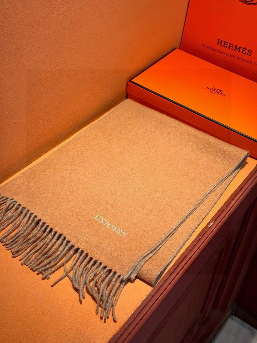  ✨✨太美了😍 爱马仕 情侣款 美到要尖叫😱专柜最新款🎊英伦欧美范儿 又是一款即时尚又实用的大围巾&长巾