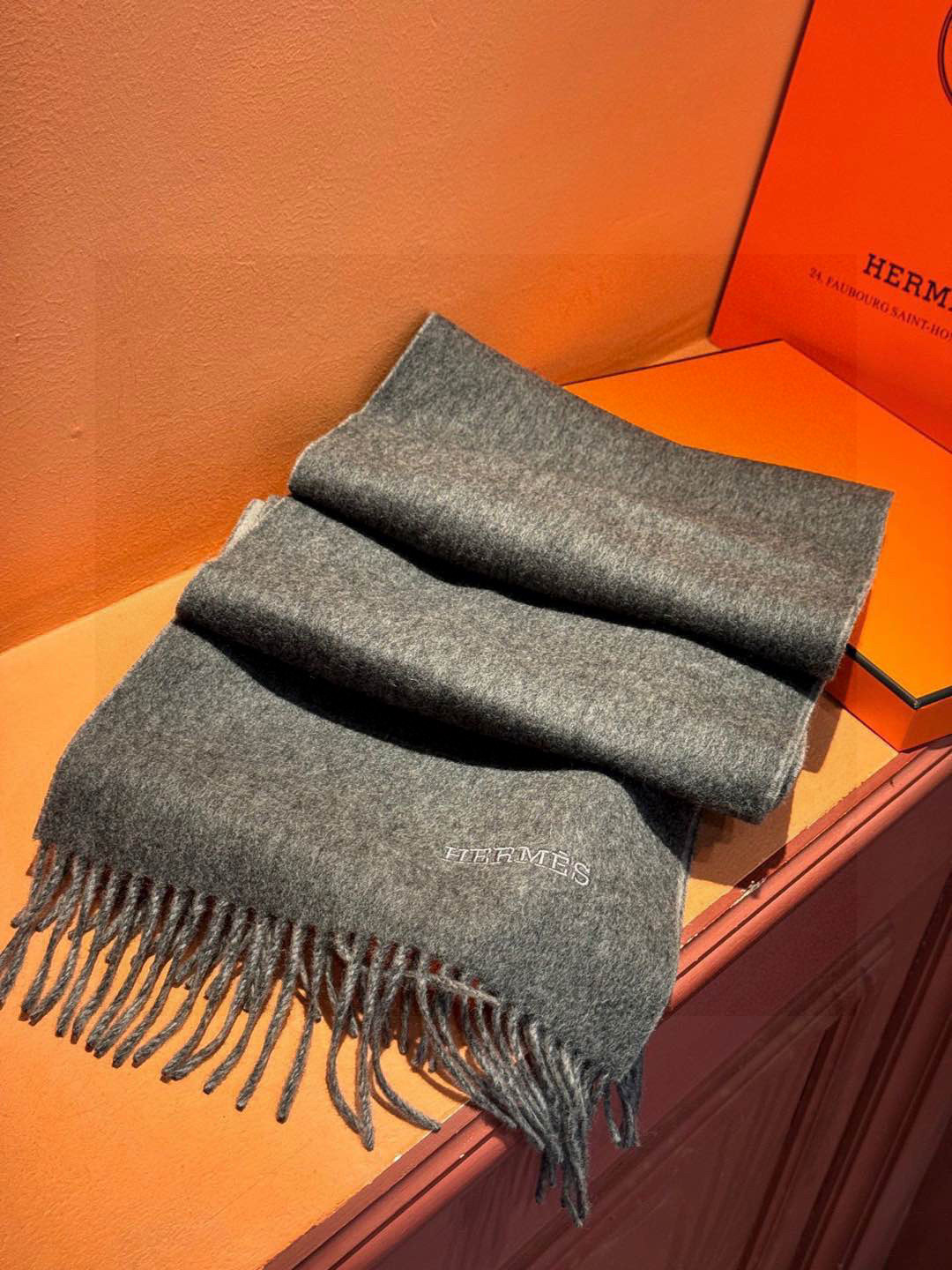  ✨✨太美了😍 爱马仕 情侣款 美到要尖叫😱专柜最新款🎊英伦欧美范儿 又是一款即时尚又实用的大围巾&长巾
