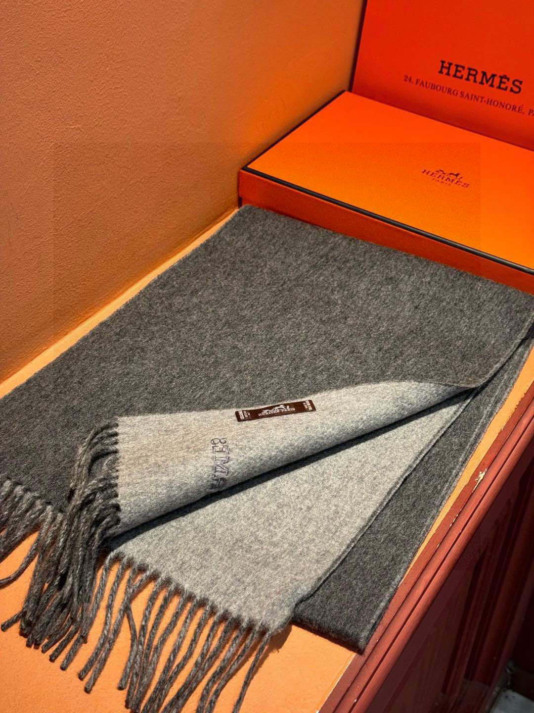  ✨✨太美了😍 爱马仕 情侣款 美到要尖叫😱专柜最新款🎊英伦欧美范儿 又是一款即时尚又实用的大围巾&长巾