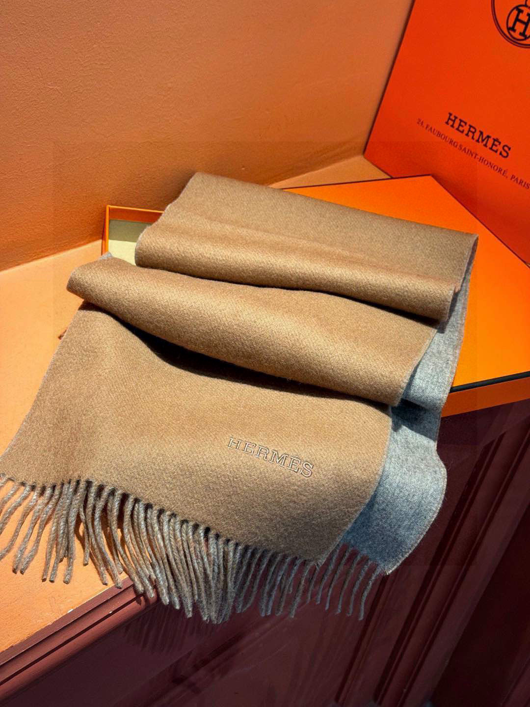  ✨✨太美了😍 爱马仕 情侣款 美到要尖叫😱专柜最新款🎊英伦欧美范儿 又是一款即时尚又实用的大围巾&长巾