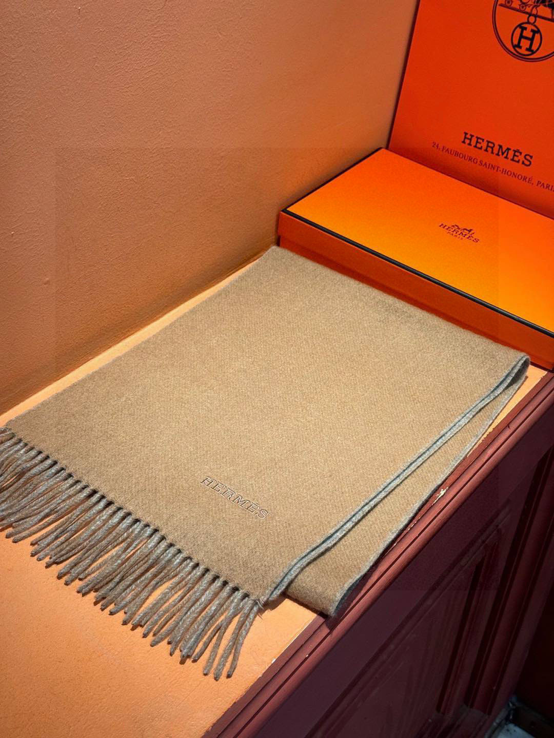  ✨✨太美了😍 爱马仕 情侣款 美到要尖叫😱专柜最新款🎊英伦欧美范儿 又是一款即时尚又实用的大围巾&长巾