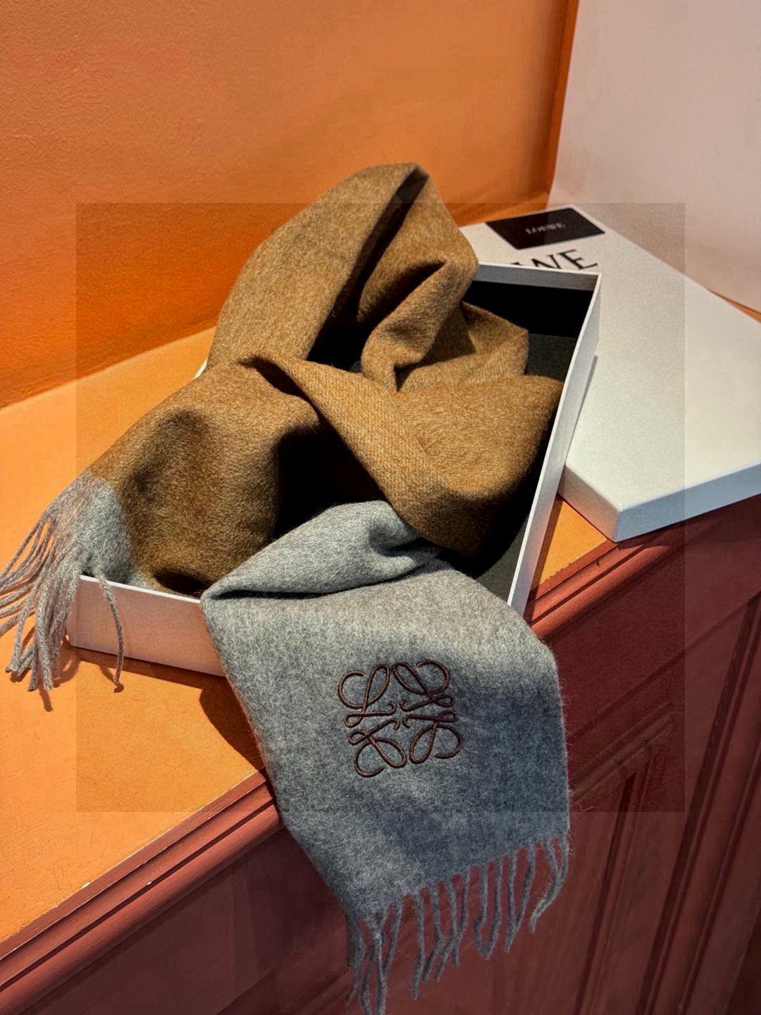   罗意威👍巴黎时装展商务男士女士通用双面羊绒披肩。代工厂臻选上乘的超细羊绒纤维 进行纯手工精梳处理 耗