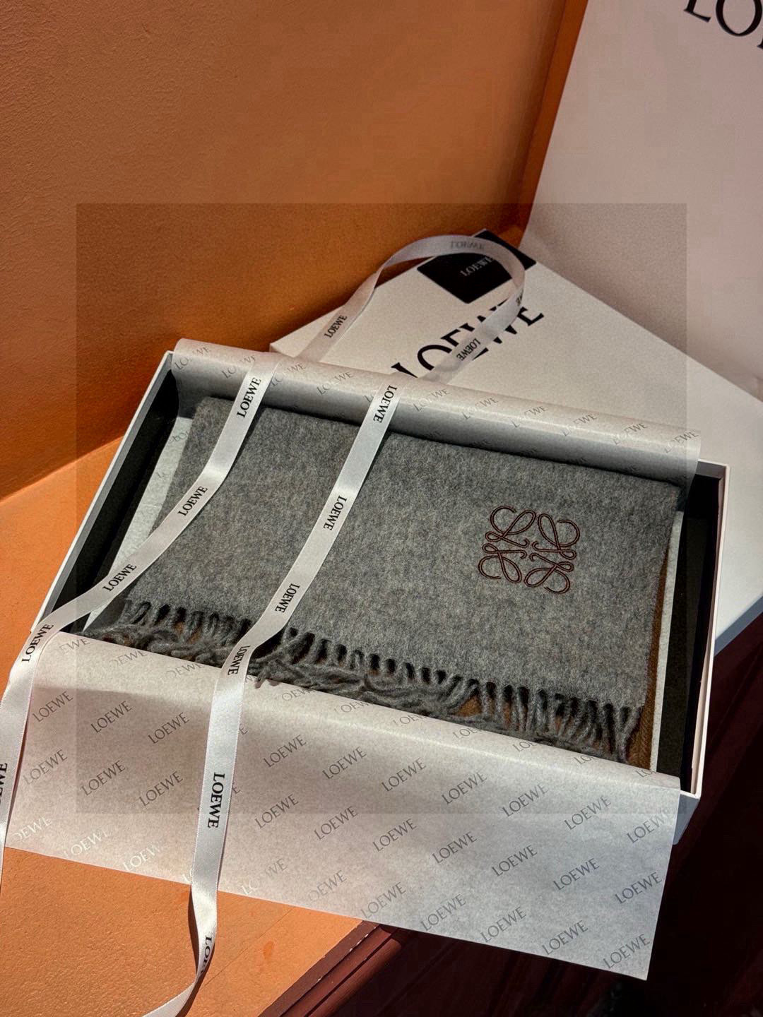   罗意威👍巴黎时装展商务男士女士通用双面羊绒披肩。代工厂臻选上乘的超细羊绒纤维 进行纯手工精梳处理 耗