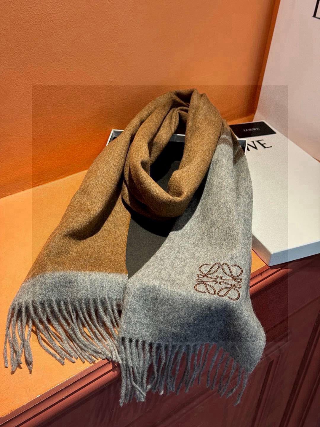   罗意威👍巴黎时装展商务男士女士通用双面羊绒披肩。代工厂臻选上乘的超细羊绒纤维 进行纯手工精梳处理 耗