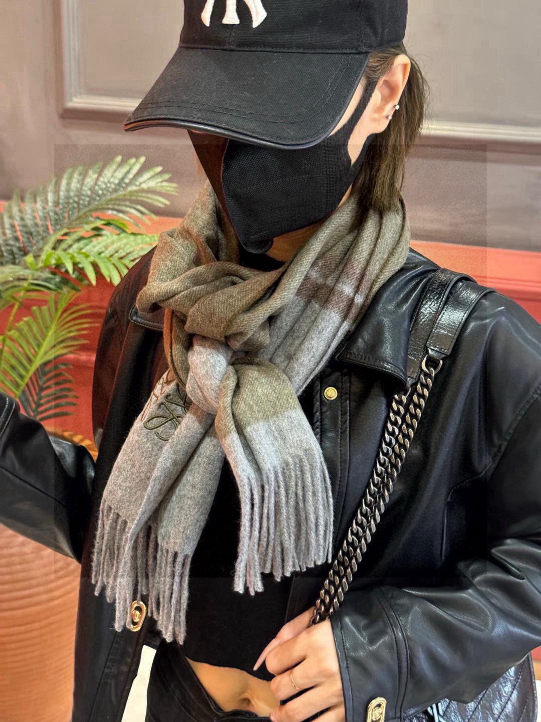   罗意威👍巴黎时装展商务男士女士通用双面羊绒披肩。代工厂臻选上乘的超细羊绒纤维 进行纯手工精梳处理 耗