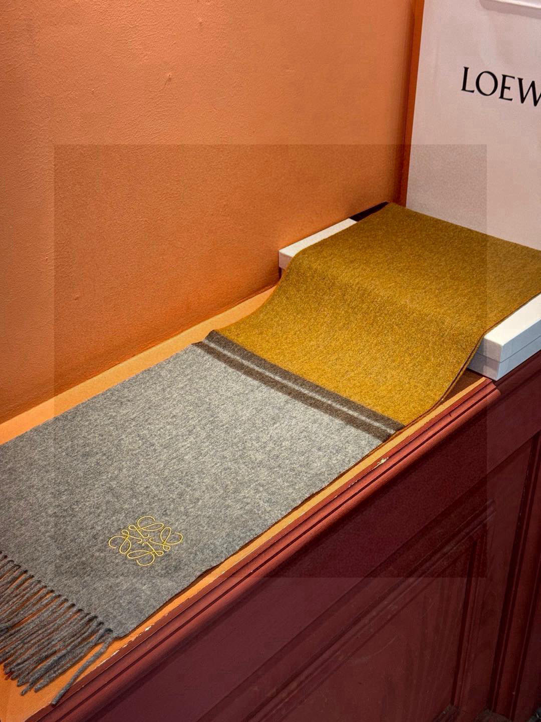   罗意威👍巴黎时装展商务男士女士通用双面羊绒披肩。代工厂臻选上乘的超细羊绒纤维 进行纯手工精梳处理 耗