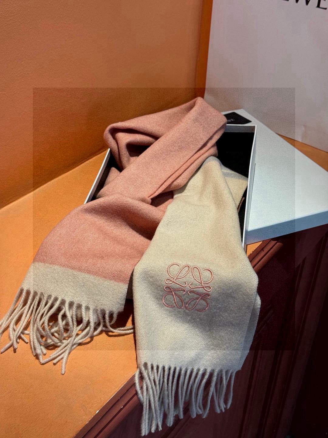   罗意威👍巴黎时装展商务男士女士通用双面羊绒披肩。代工厂臻选上乘的超细羊绒纤维 进行纯手工精梳处理 耗