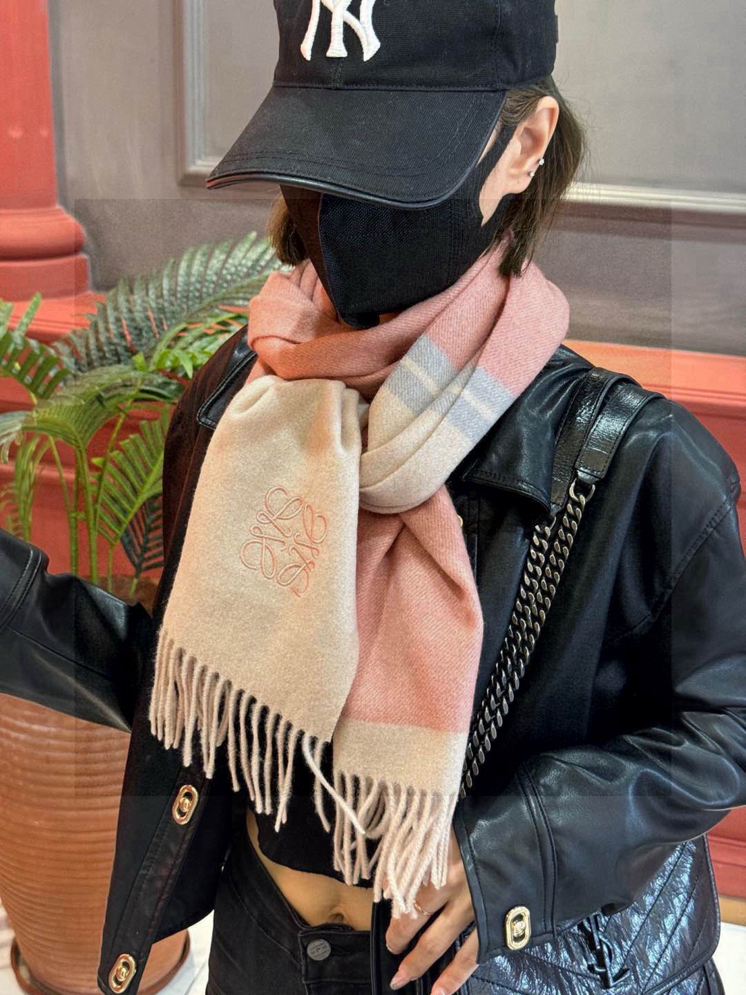   罗意威👍巴黎时装展商务男士女士通用双面羊绒披肩。代工厂臻选上乘的超细羊绒纤维 进行纯手工精梳处理 耗