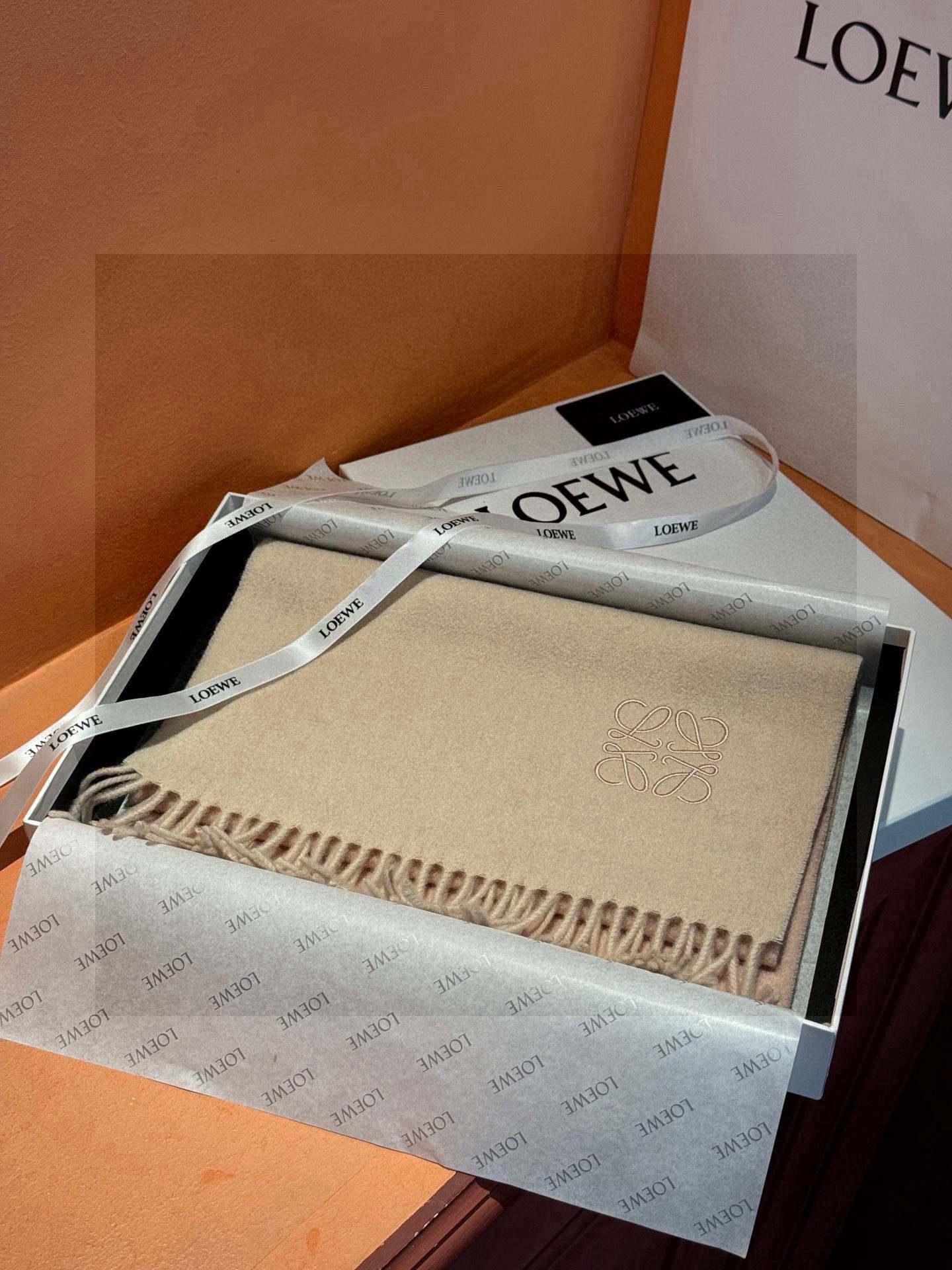   罗意威👍巴黎时装展商务男士女士通用双面羊绒披肩。代工厂臻选上乘的超细羊绒纤维 进行纯手工精梳处理 耗