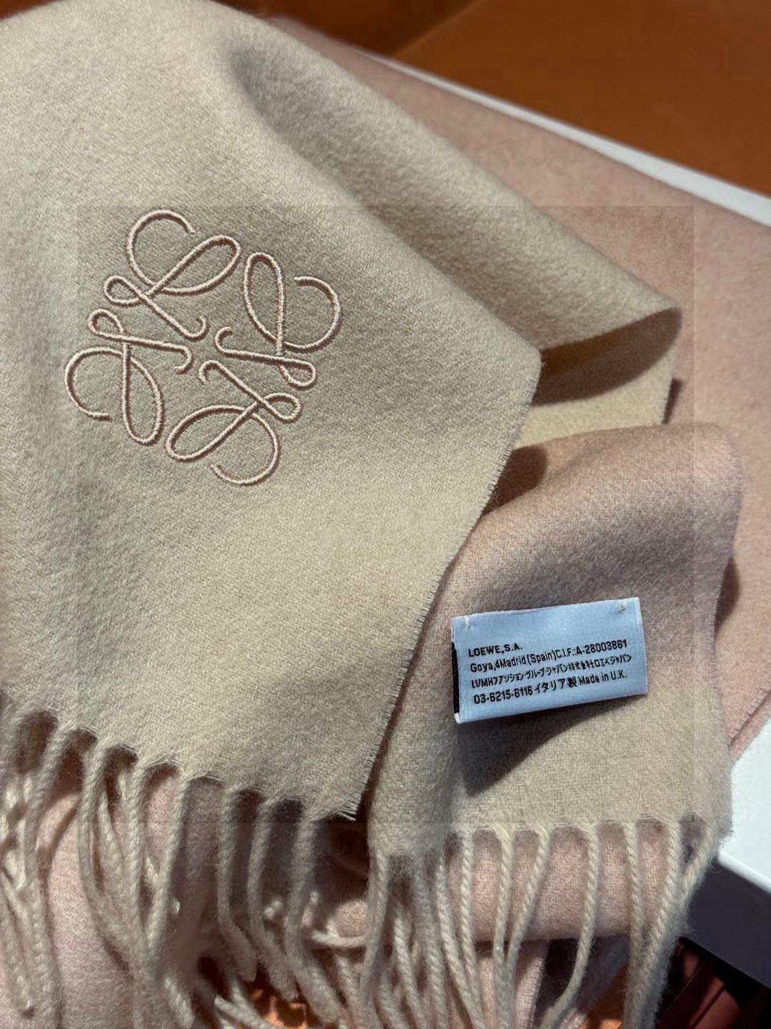   罗意威👍巴黎时装展商务男士女士通用双面羊绒披肩。代工厂臻选上乘的超细羊绒纤维 进行纯手工精梳处理 耗