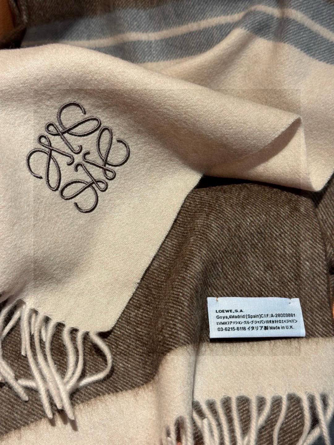   罗意威👍巴黎时装展商务男士女士通用双面羊绒披肩。代工厂臻选上乘的超细羊绒纤维 进行纯手工精梳处理 耗