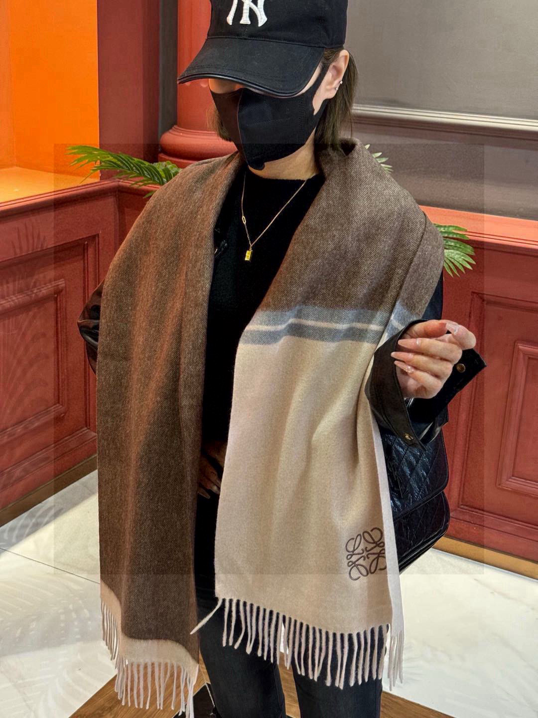   罗意威👍巴黎时装展商务男士女士通用双面羊绒披肩。代工厂臻选上乘的超细羊绒纤维 进行纯手工精梳处理 耗