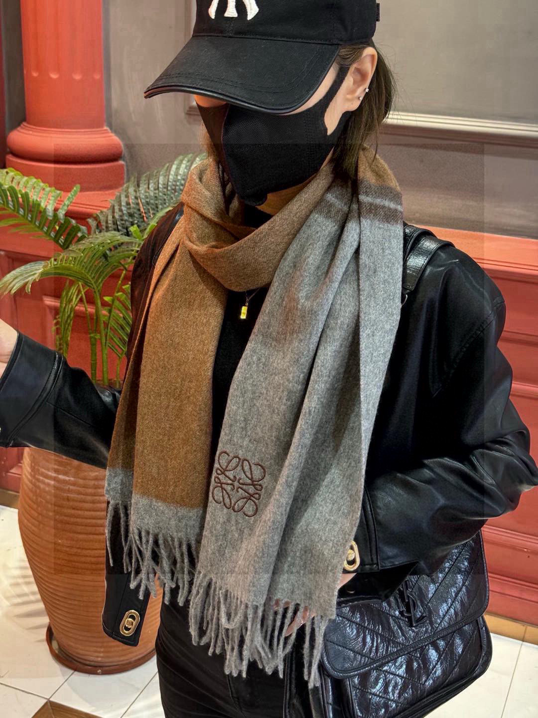   罗意威👍巴黎时装展商务男士女士通用双面羊绒披肩。代工厂臻选上乘的超细羊绒纤维 进行纯手工精梳处理 耗