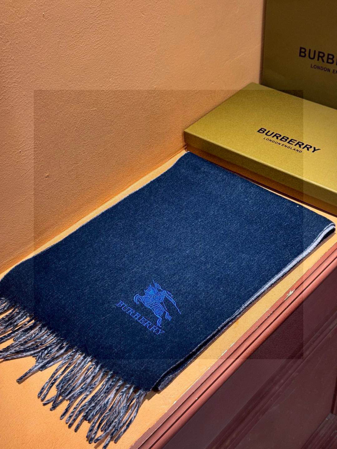  ✨✨太美了😍巴宝莉 情侣款 美到要尖叫😱专柜最新款🎊英伦欧美范儿 又是一款即时尚又实用的大围巾&长巾，