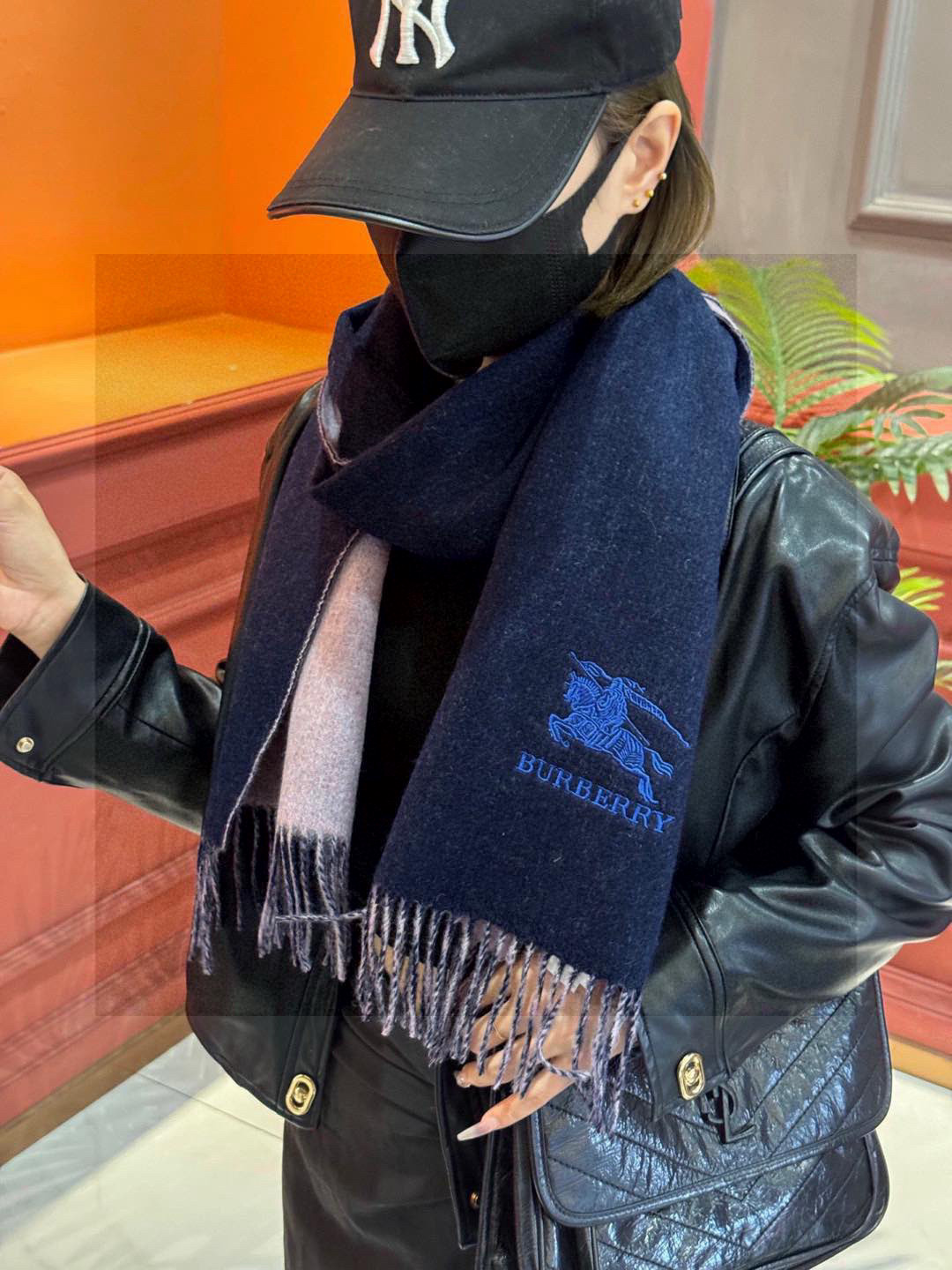  ✨✨太美了😍巴宝莉 情侣款 美到要尖叫😱专柜最新款🎊英伦欧美范儿 又是一款即时尚又实用的大围巾&长巾，