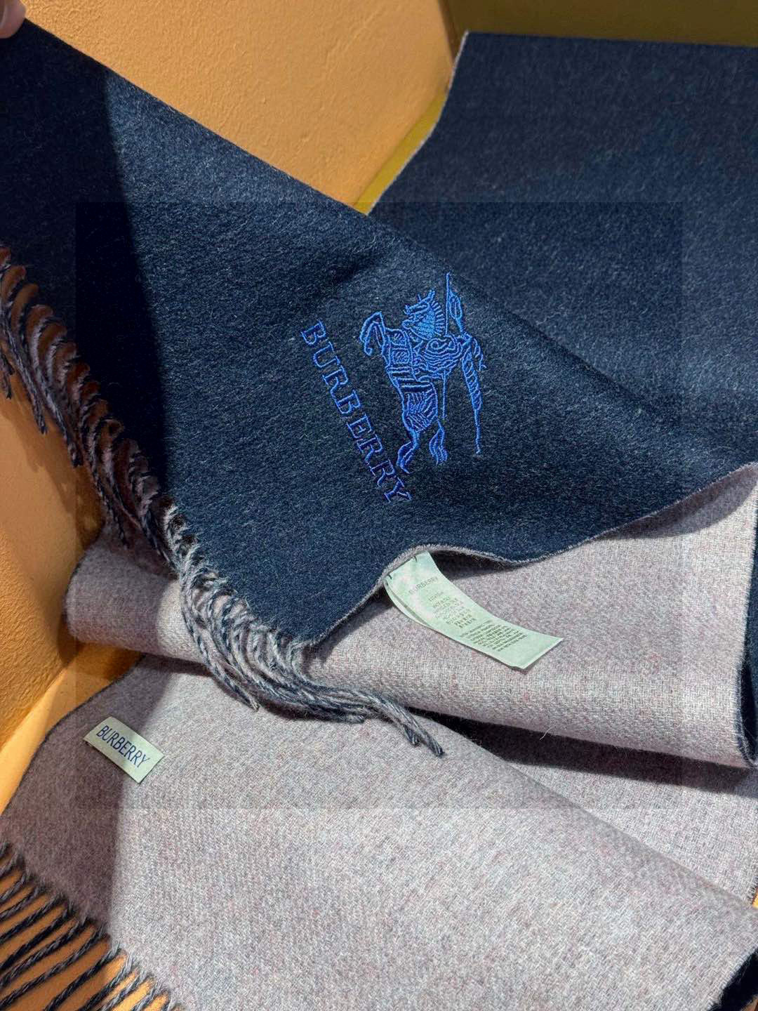  ✨✨太美了😍巴宝莉 情侣款 美到要尖叫😱专柜最新款🎊英伦欧美范儿 又是一款即时尚又实用的大围巾&长巾，