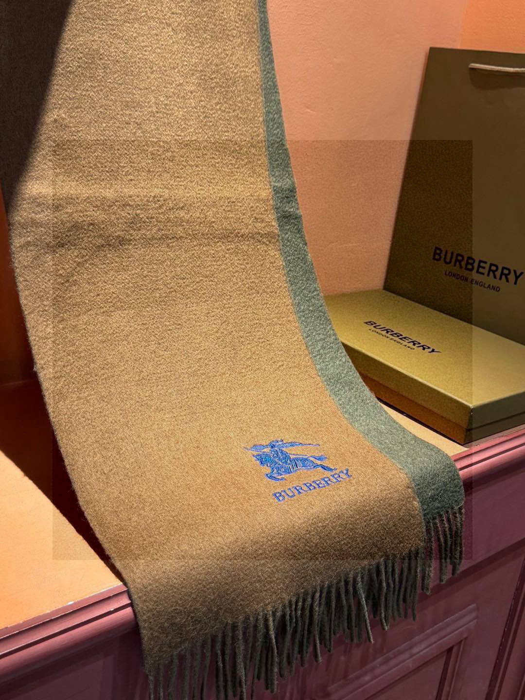  ✨✨太美了😍巴宝莉 情侣款 美到要尖叫😱专柜最新款🎊英伦欧美范儿 又是一款即时尚又实用的大围巾&长巾，