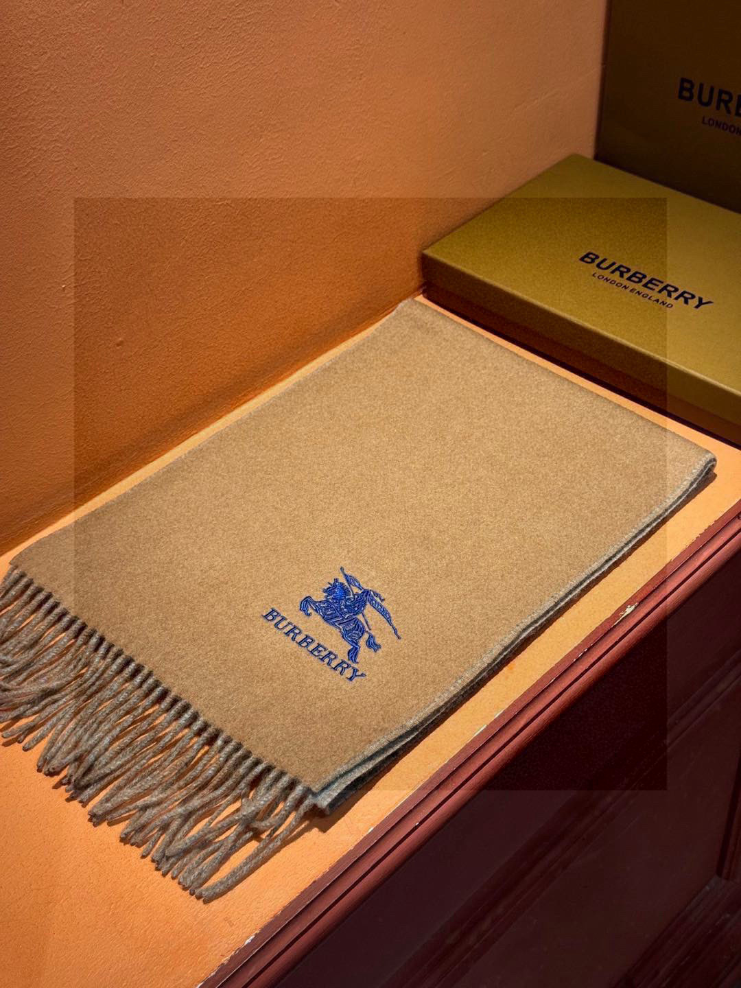  ✨✨太美了😍巴宝莉 情侣款 美到要尖叫😱专柜最新款🎊英伦欧美范儿 又是一款即时尚又实用的大围巾&长巾，