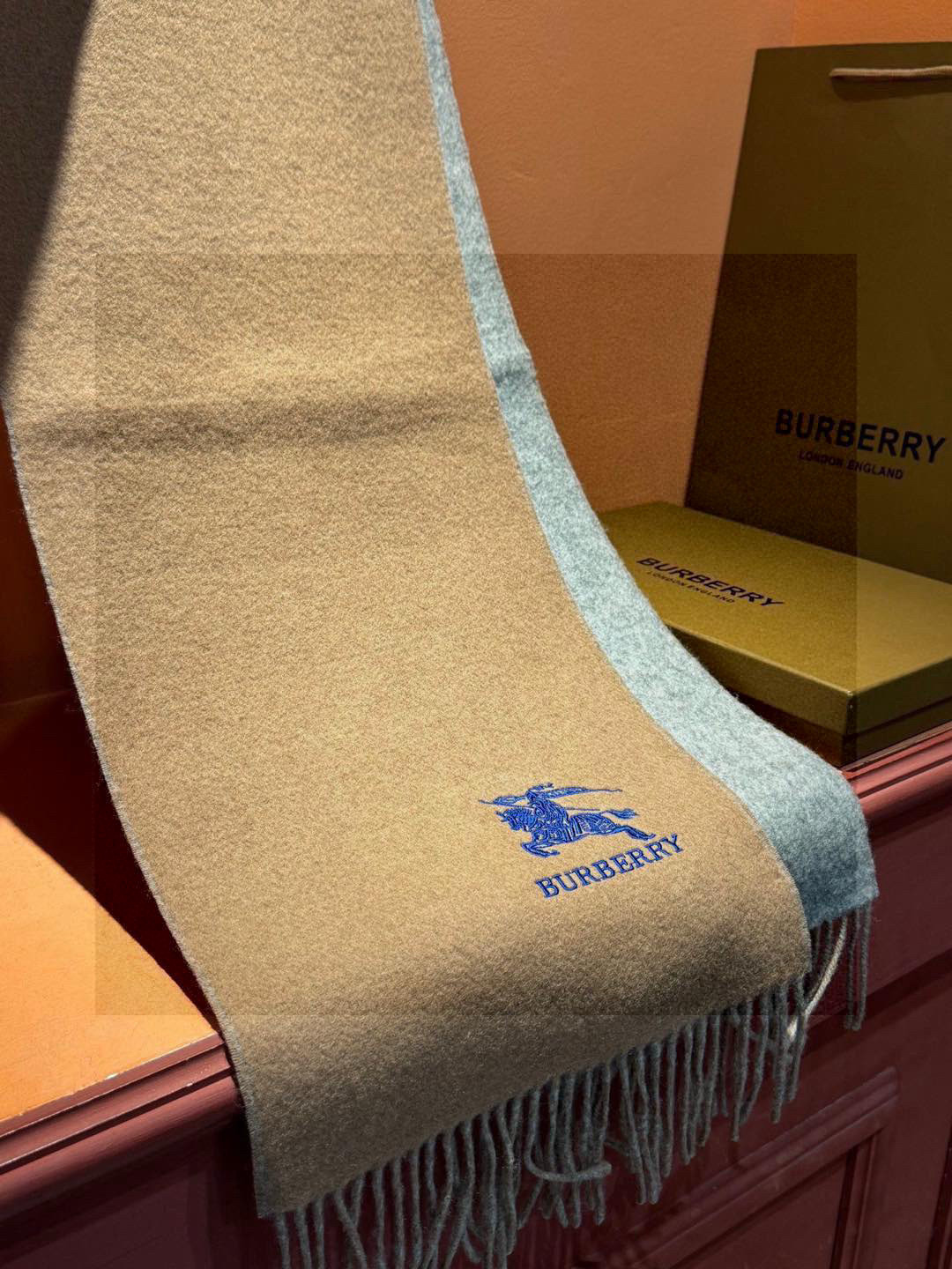  ✨✨太美了😍巴宝莉 情侣款 美到要尖叫😱专柜最新款🎊英伦欧美范儿 又是一款即时尚又实用的大围巾&长巾，