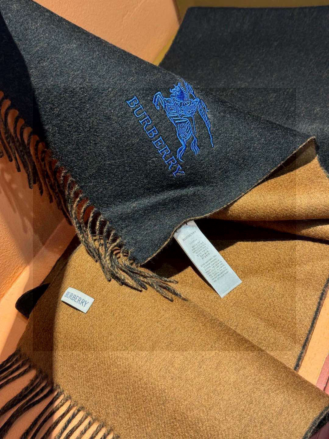  ✨✨太美了😍巴宝莉 情侣款 美到要尖叫😱专柜最新款🎊英伦欧美范儿 又是一款即时尚又实用的大围巾&长巾，