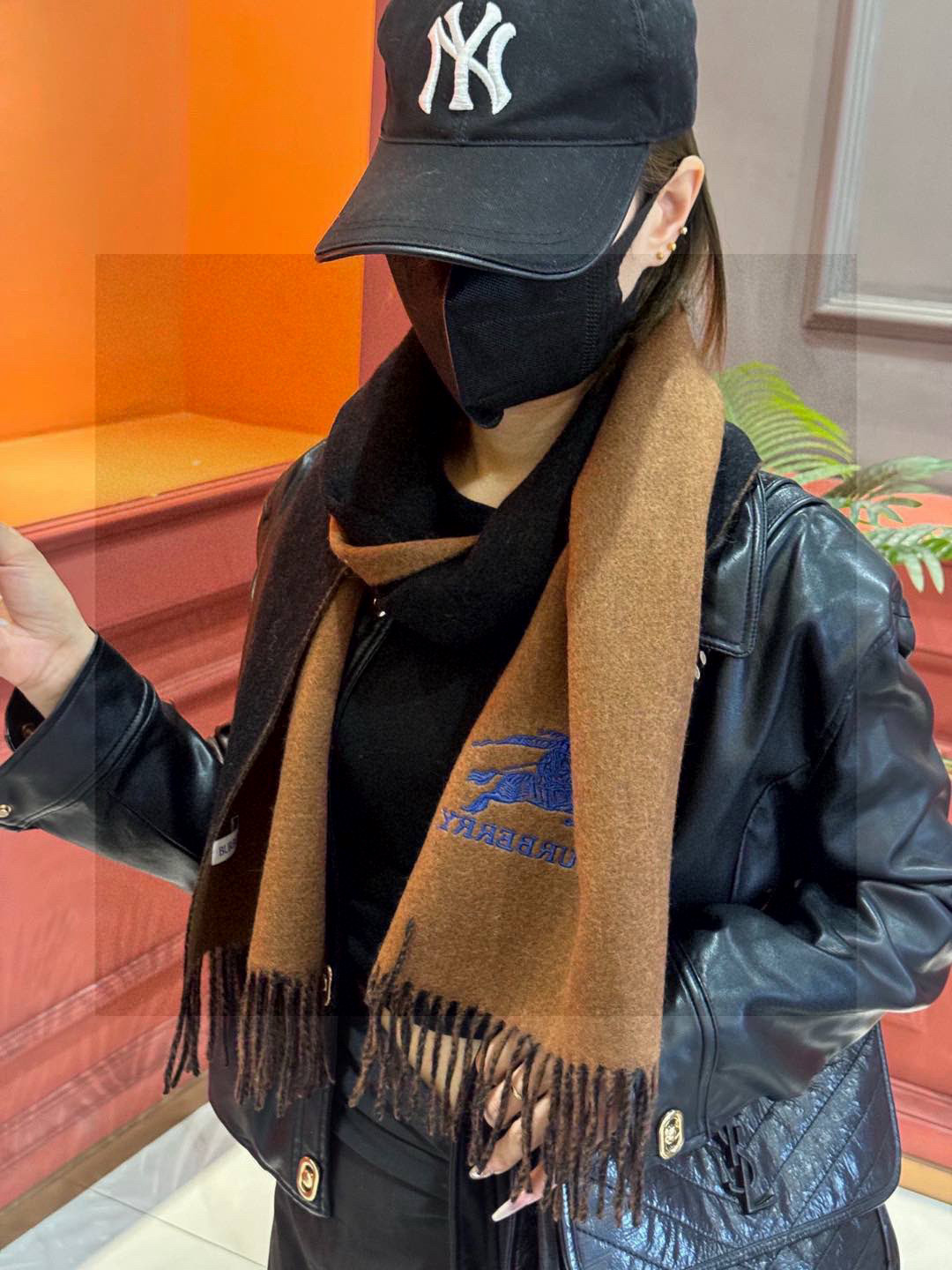  ✨✨太美了😍巴宝莉 情侣款 美到要尖叫😱专柜最新款🎊英伦欧美范儿 又是一款即时尚又实用的大围巾&长巾，