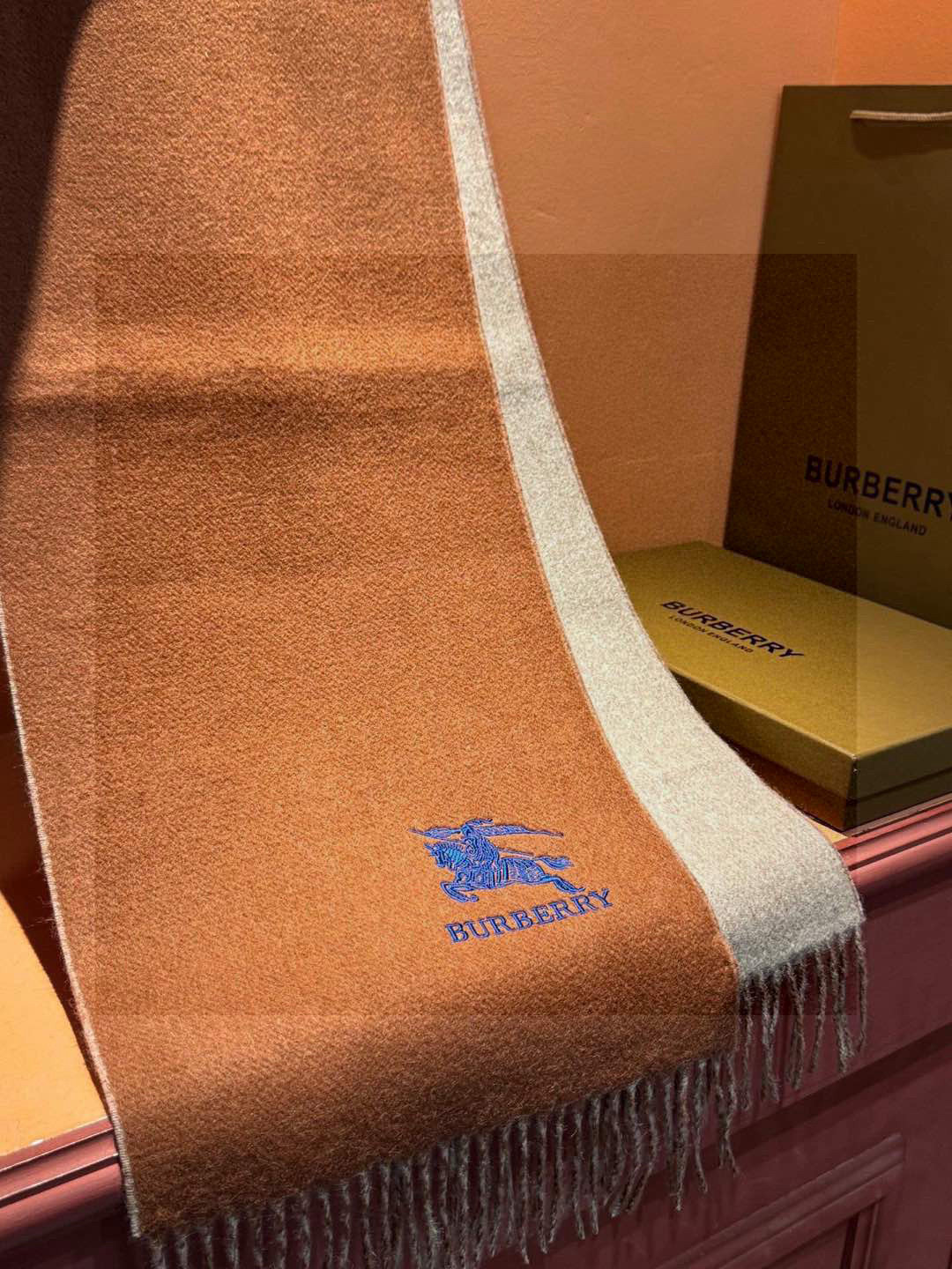  ✨✨太美了😍巴宝莉 情侣款 美到要尖叫😱专柜最新款🎊英伦欧美范儿 又是一款即时尚又实用的大围巾&长巾，