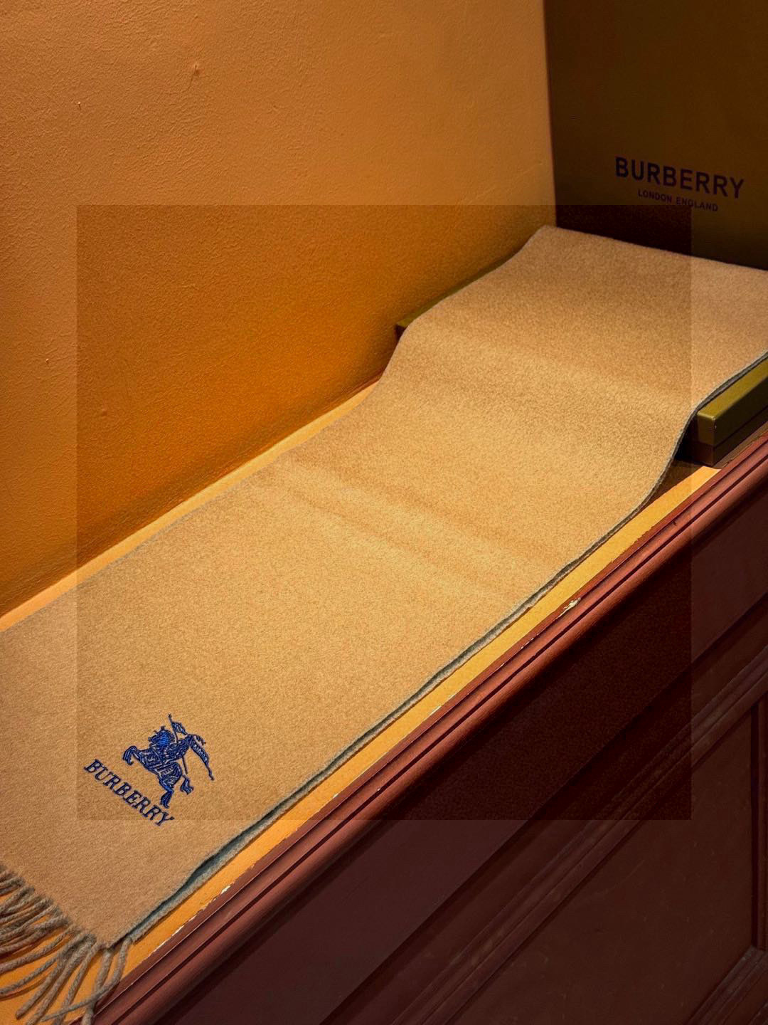  ✨✨太美了😍巴宝莉 情侣款 美到要尖叫😱专柜最新款🎊英伦欧美范儿 又是一款即时尚又实用的大围巾&长巾，