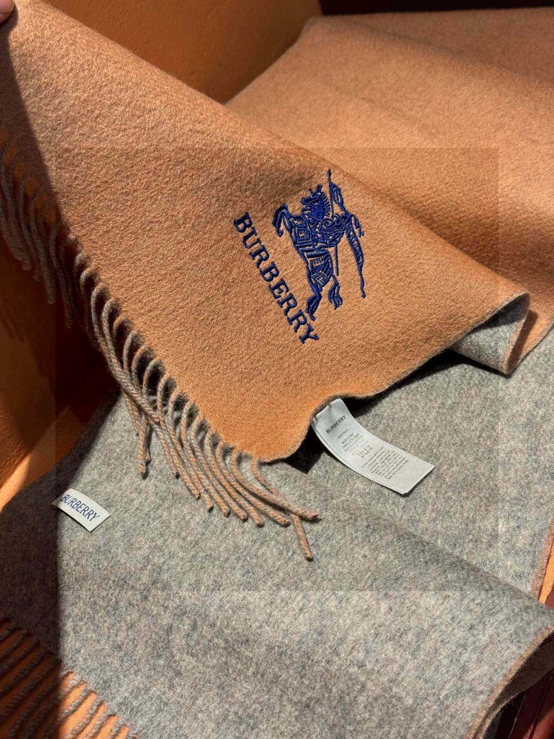  ✨✨太美了😍巴宝莉 情侣款 美到要尖叫😱专柜最新款🎊英伦欧美范儿 又是一款即时尚又实用的大围巾&长巾，