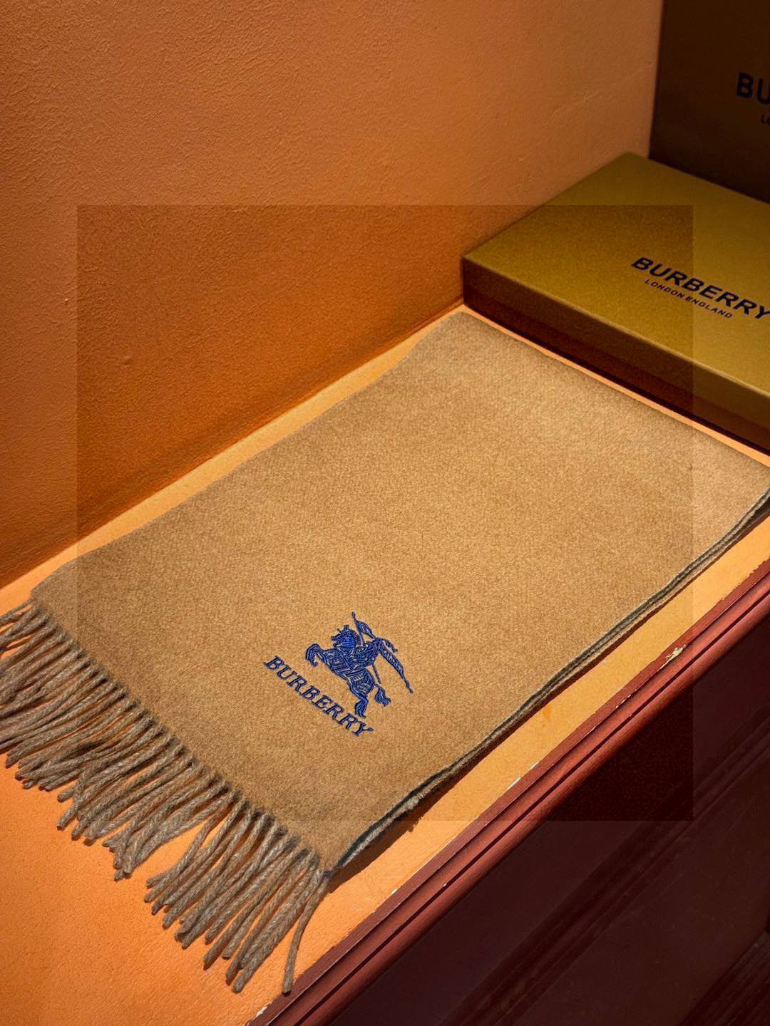  ✨✨太美了😍巴宝莉 情侣款 美到要尖叫😱专柜最新款🎊英伦欧美范儿 又是一款即时尚又实用的大围巾&长巾，