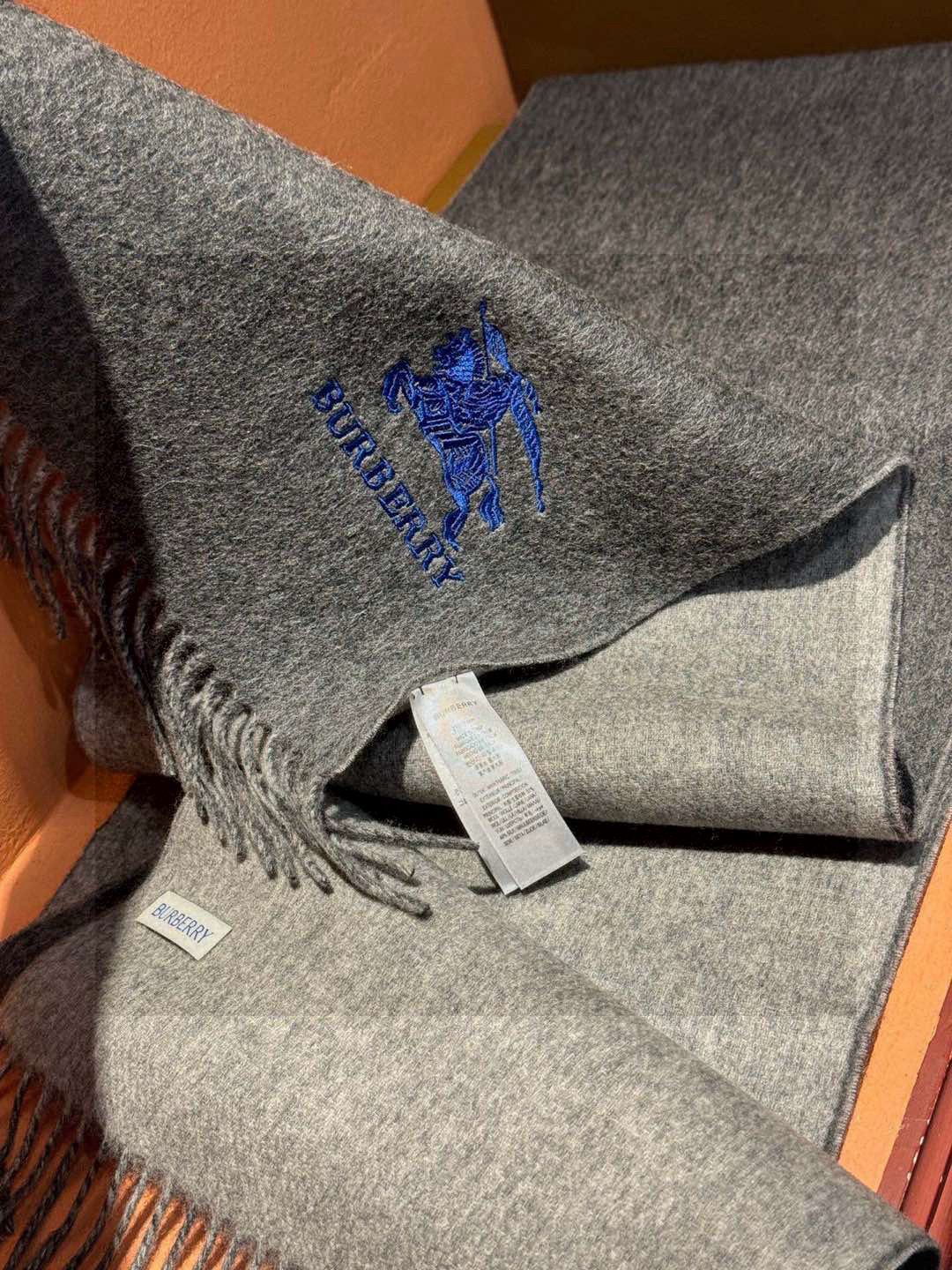  ✨✨太美了😍巴宝莉 情侣款 美到要尖叫😱专柜最新款🎊英伦欧美范儿 又是一款即时尚又实用的大围巾&长巾，