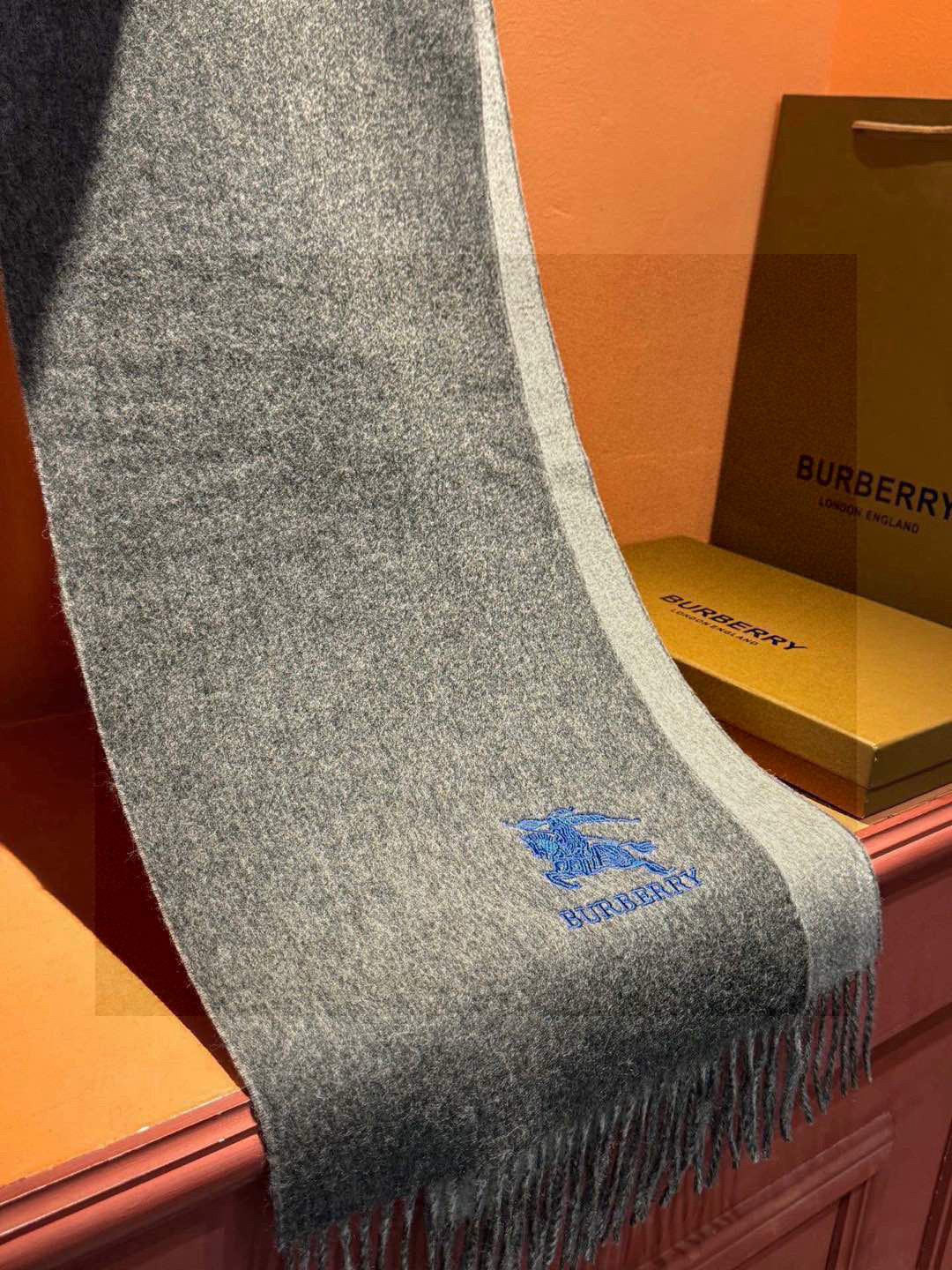  ✨✨太美了😍巴宝莉 情侣款 美到要尖叫😱专柜最新款🎊英伦欧美范儿 又是一款即时尚又实用的大围巾&长巾，