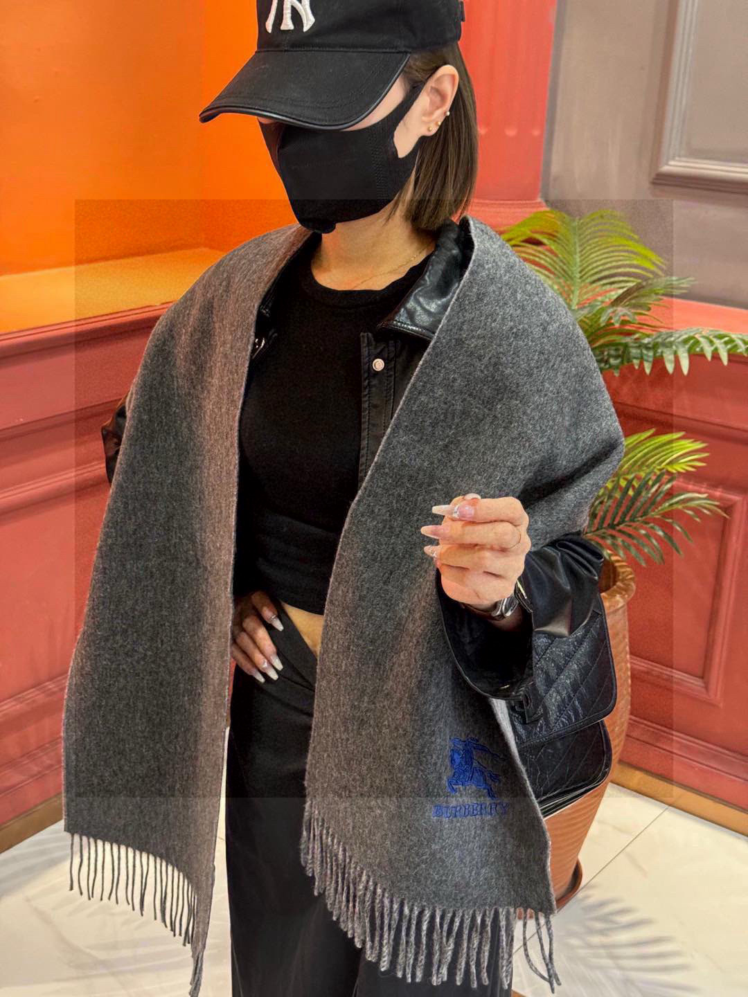  ✨✨太美了😍巴宝莉 情侣款 美到要尖叫😱专柜最新款🎊英伦欧美范儿 又是一款即时尚又实用的大围巾&长巾，