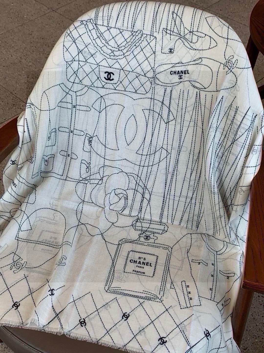 💟上新🌺羊绒披肩🌟长巾！强烈推荐价格超美！实物更美羊绒面料！纹理清晰、细腻可见
每一个套色、每一个笔触，