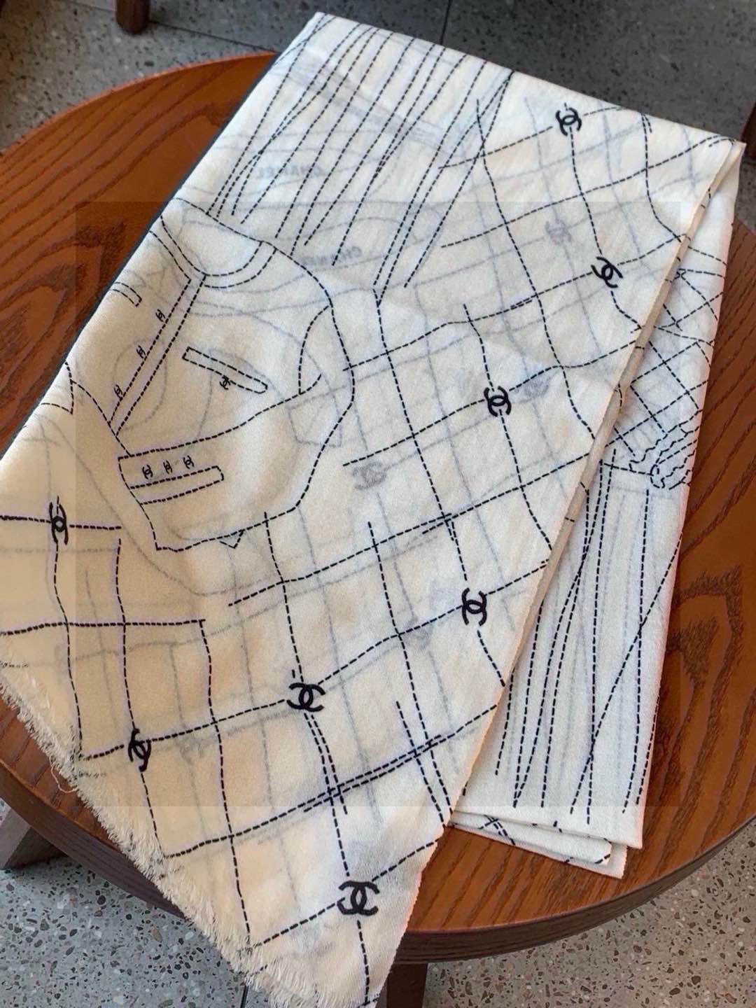 💟上新🌺羊绒披肩🌟长巾！强烈推荐价格超美！实物更美羊绒面料！纹理清晰、细腻可见
每一个套色、每一个笔触，