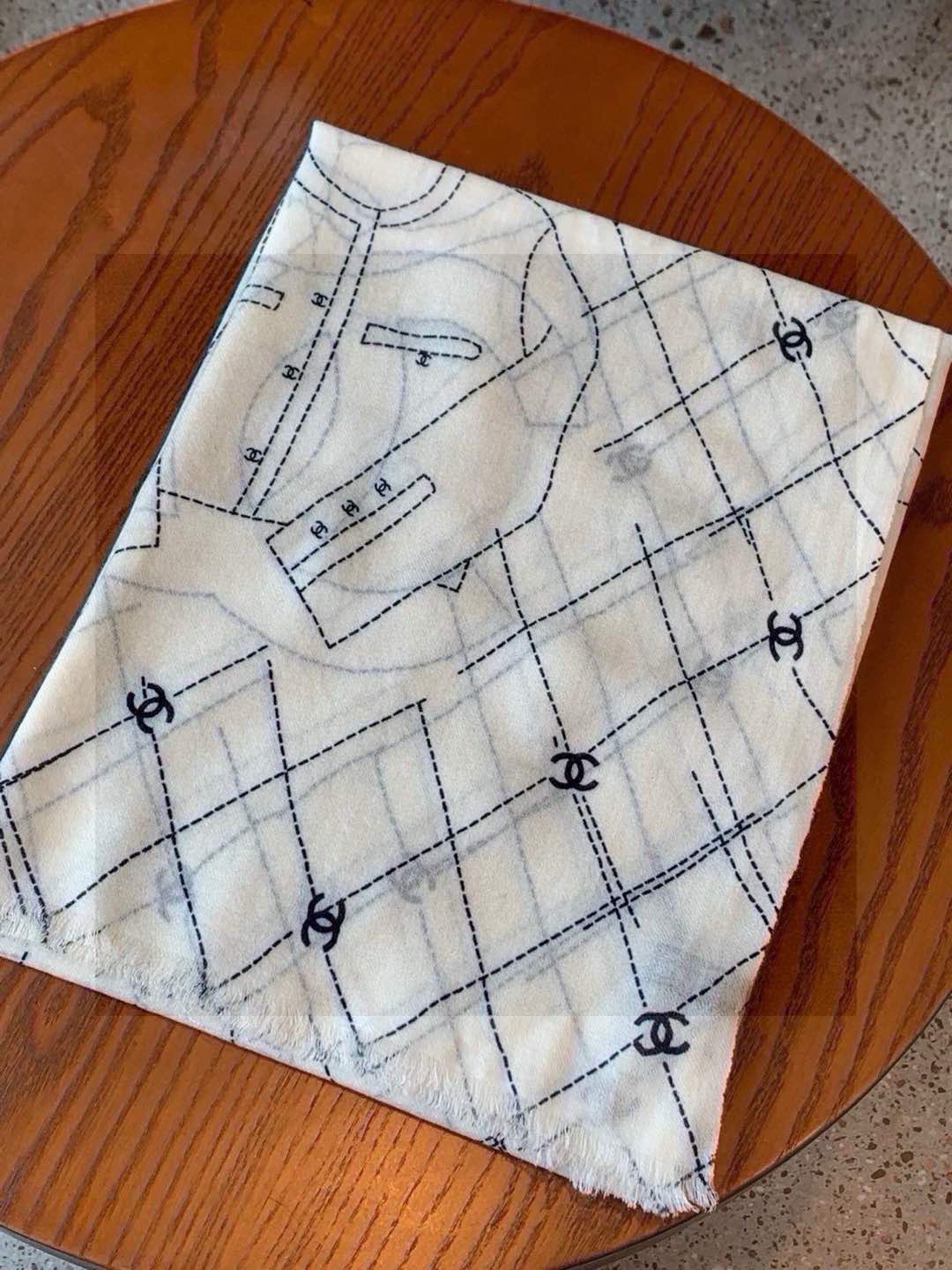 💟上新🌺羊绒披肩🌟长巾！强烈推荐价格超美！实物更美羊绒面料！纹理清晰、细腻可见
每一个套色、每一个笔触，