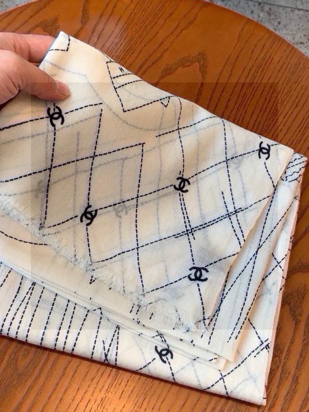 💟上新🌺羊绒披肩🌟长巾！强烈推荐价格超美！实物更美羊绒面料！纹理清晰、细腻可见
每一个套色、每一个笔触，